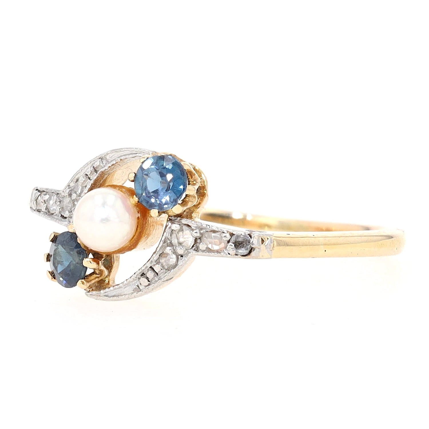 Jugendstil Ring in 585er Gelbgold, platiniert mit zwei blauen Saphiren, einer Perle und Diamanten, liegend links gedreht