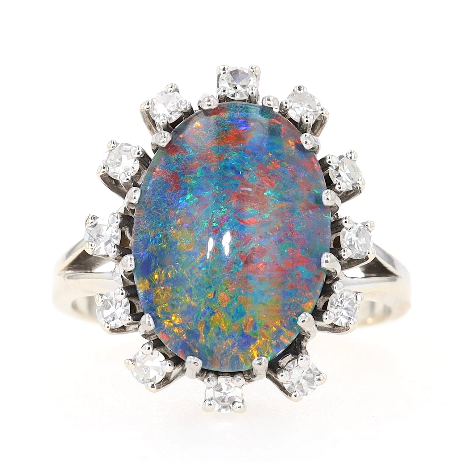 Ring in 585er rhodinierten Weißgold mit einer Opal-Triplette und Diamanten, liegend frontal