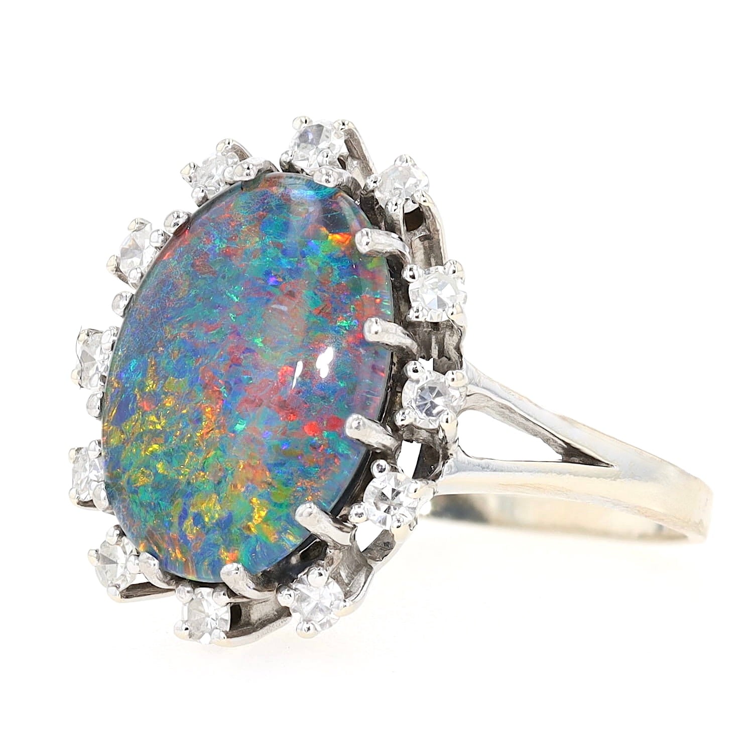 Ring in 585er rhodinierten Weißgold mit einer Opal-Triplette und Diamanten, liegend links gedreht