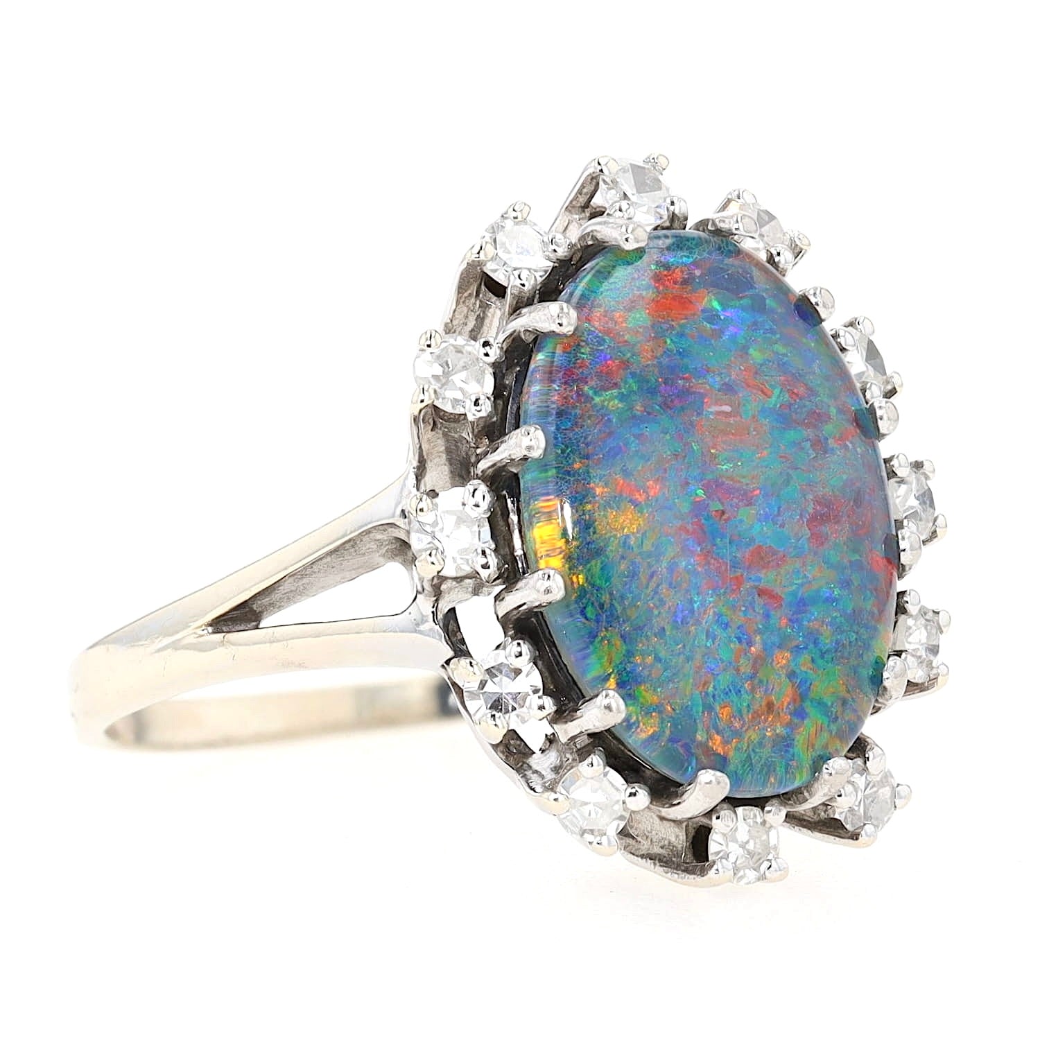 Ring in 585 rhodium-plated white gold with an opal triplet and diamonds, turned lying on the right