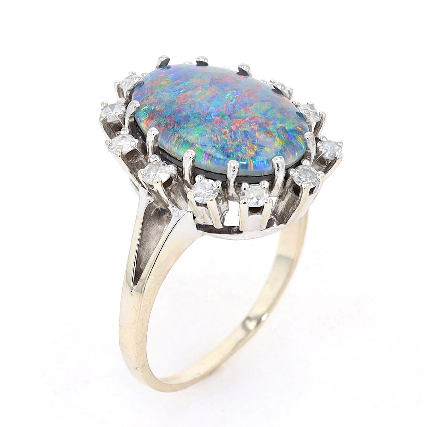 Ring in 585 rhodium-plated white gold with an opal triplet and diamonds, standing