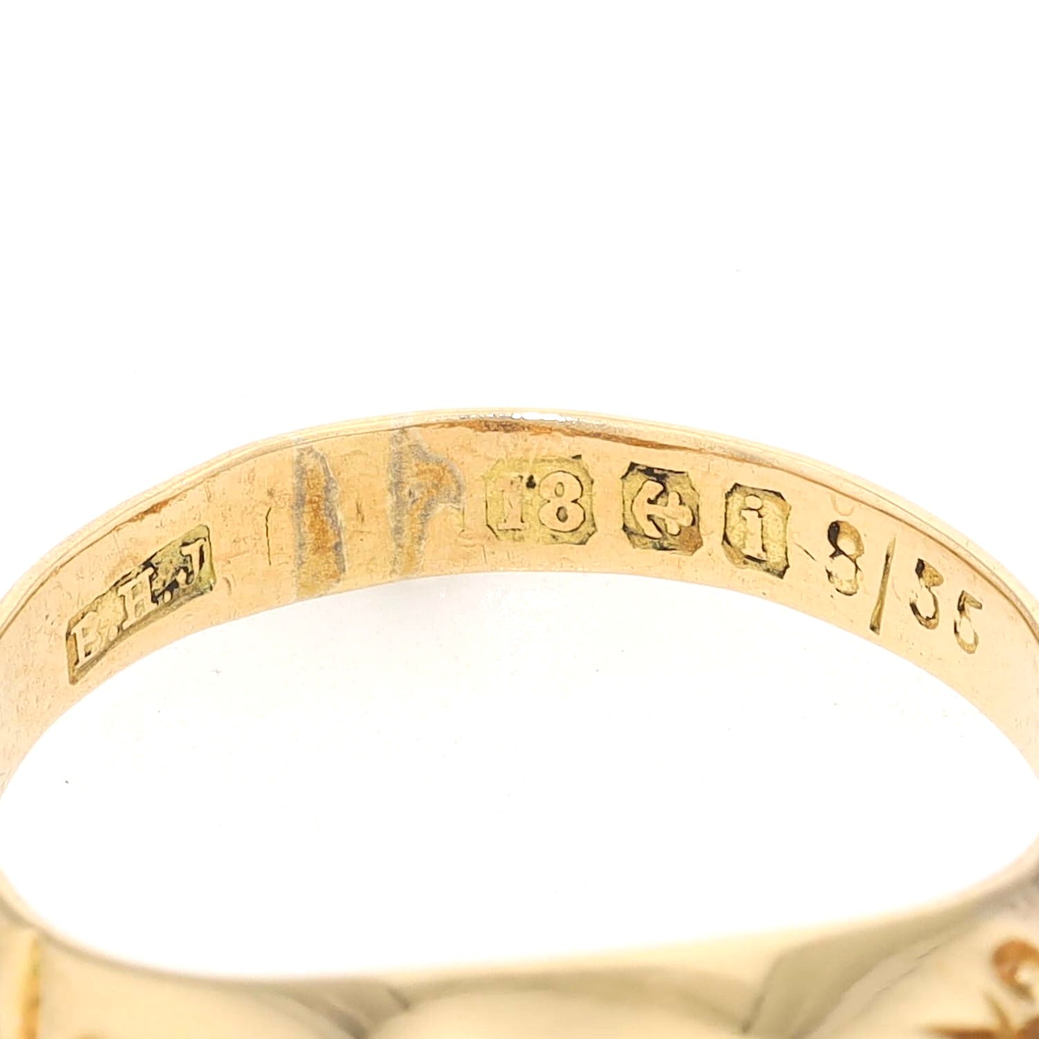 Edwardian ring in 750 yellow gold with blue sapphires and diamonds, close-up of the hallmarks