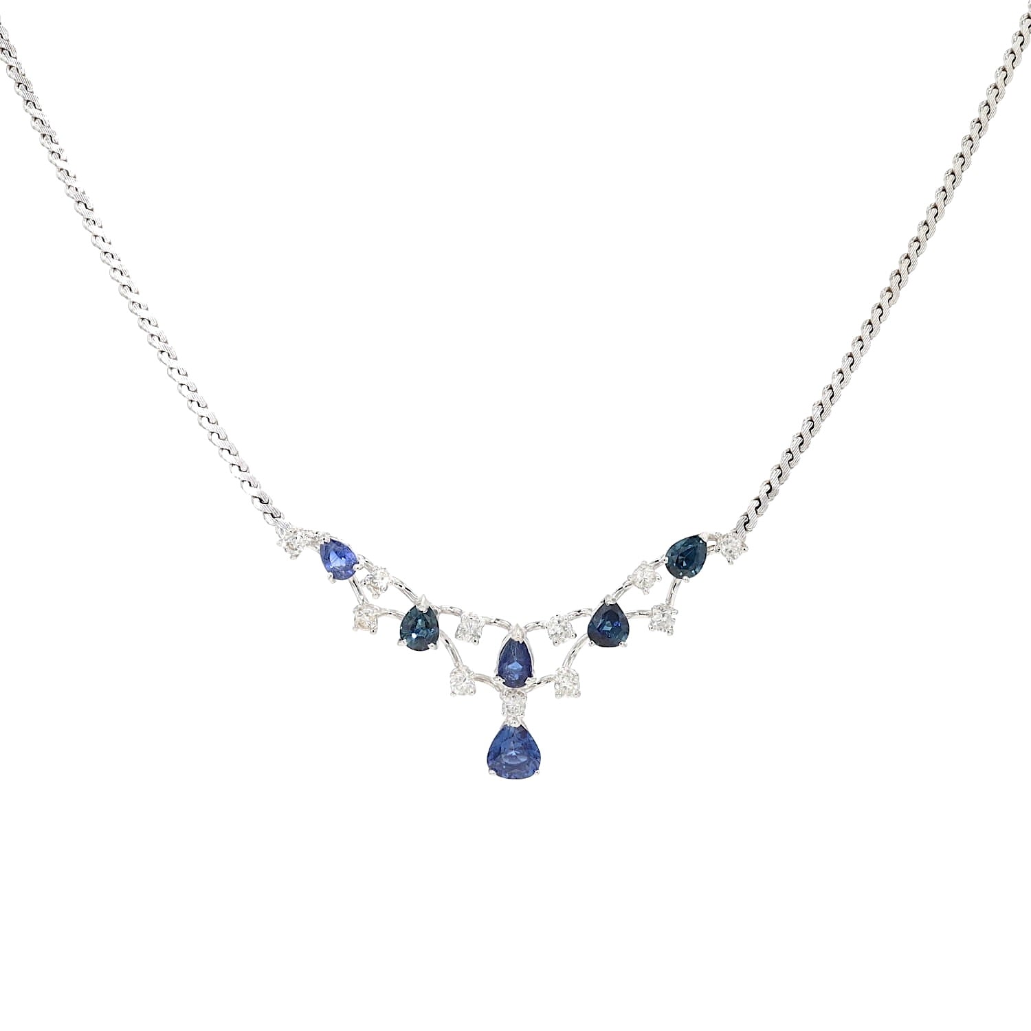 Collier in 750er Weißgold mit Brillanten und blauen Saphiren, hängend frontal von vorne