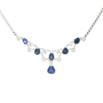 Collier in 750er Weißgold mit Brillanten und blauen Saphiren, , hängend frontal von vorne Nahansicht