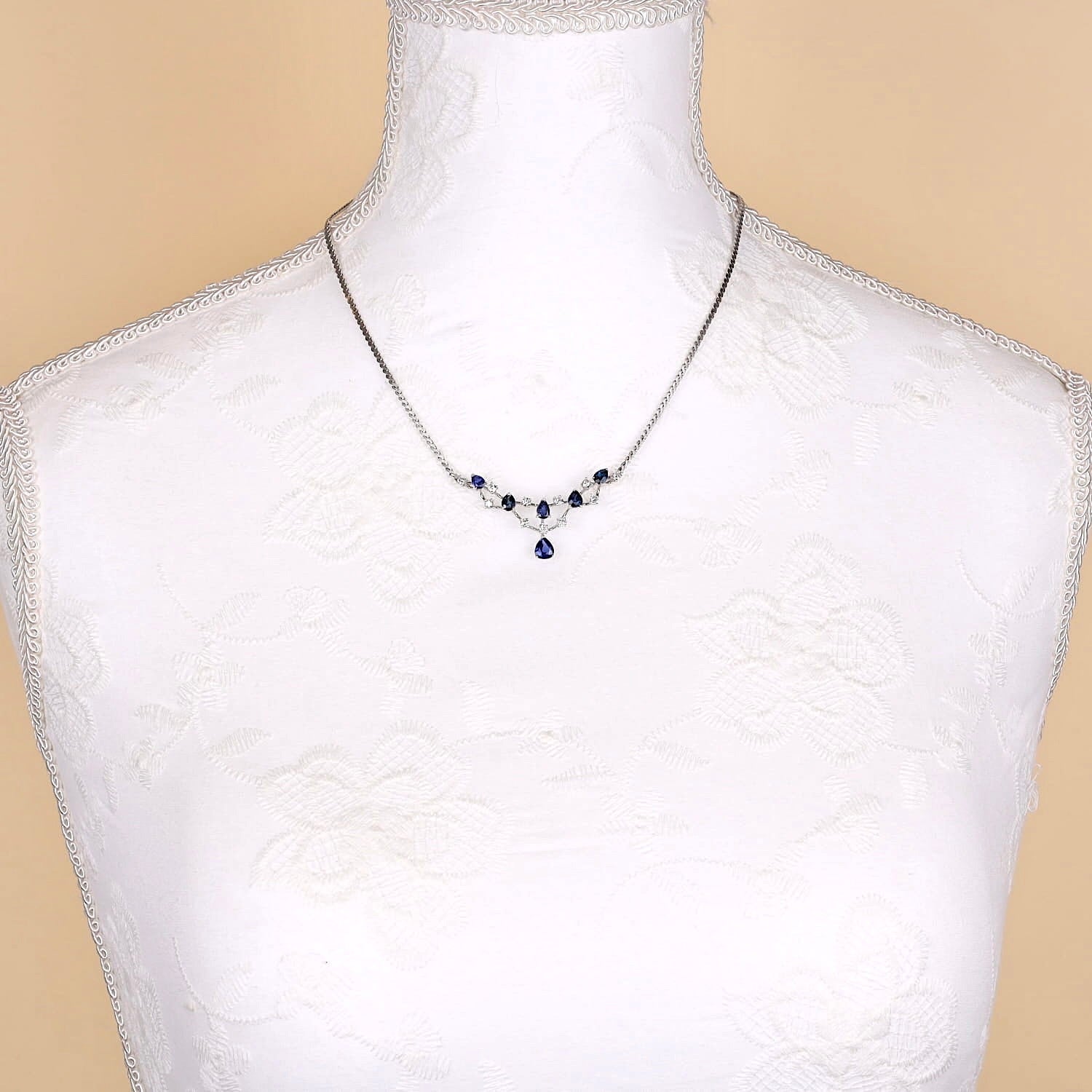 Collier in 750er Weißgold mit Brillanten und blauen Saphiren, an einer weißen Büste