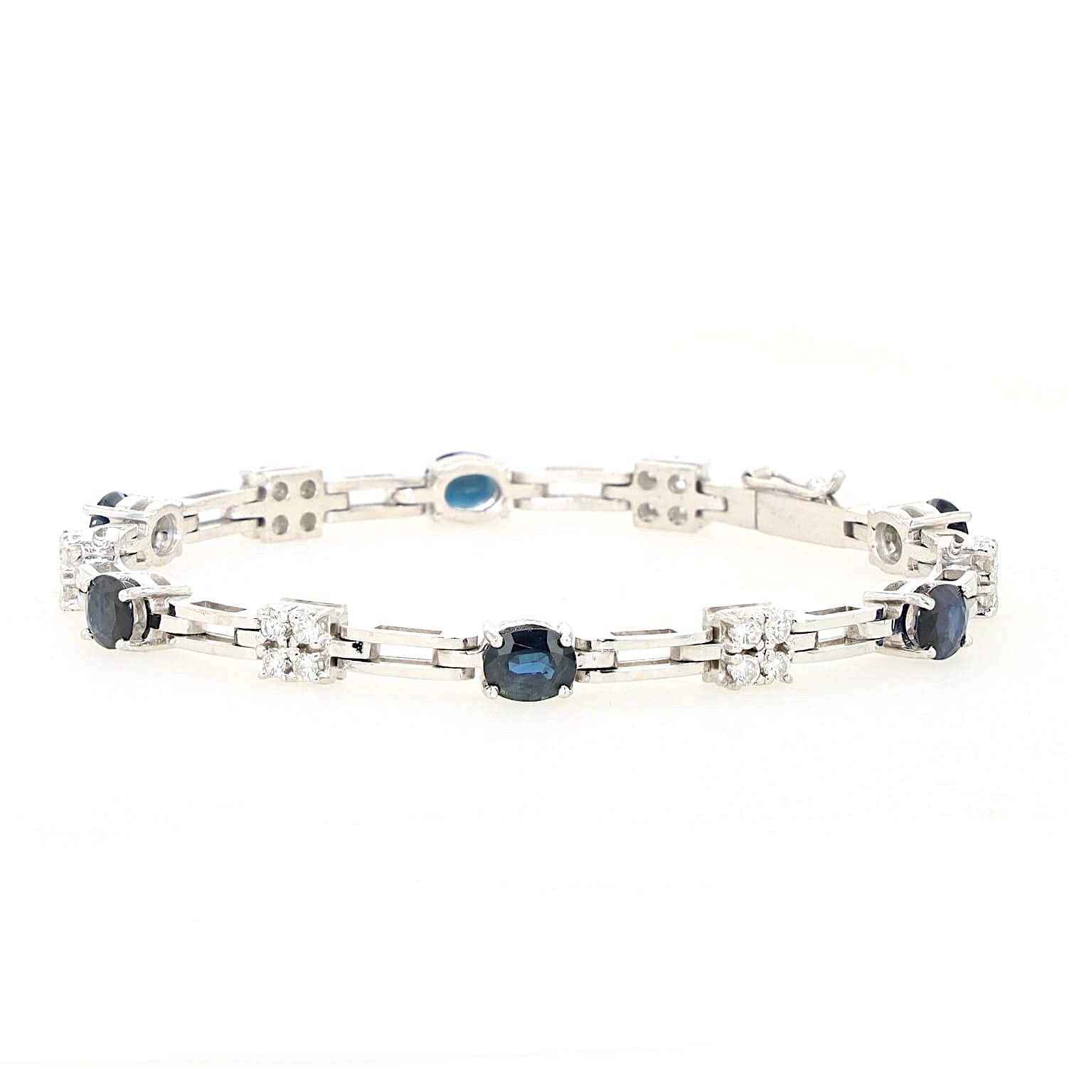 Armband in 585er Weißgold mit Brillanten und Saphiren, liegend links gedreht