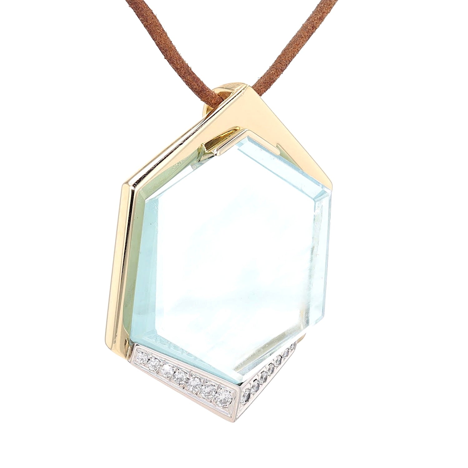 Pendant in 750 yellow gold with a large aquamarine weighing approx. 54 ct, hanging from the front and turned slightly to the right