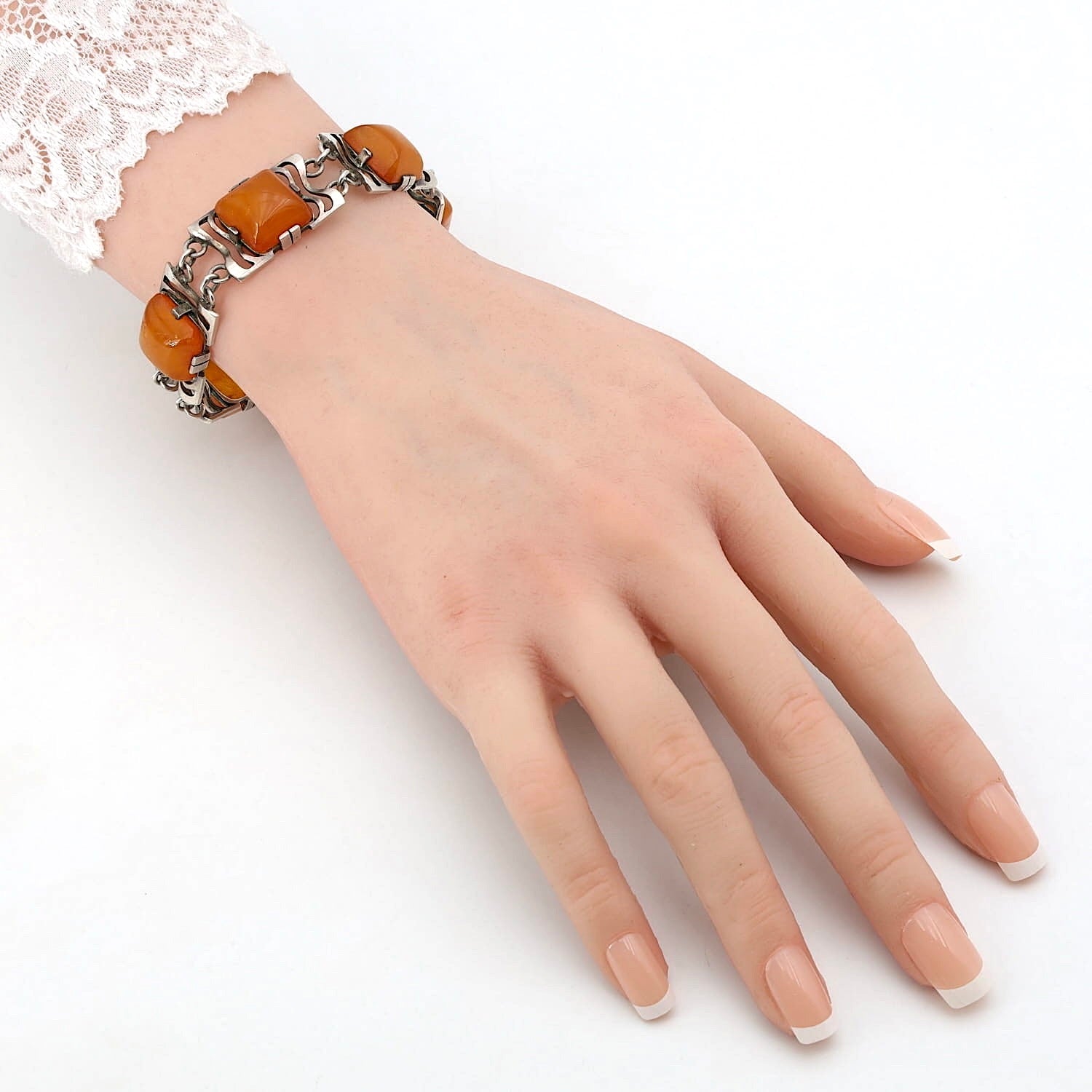 Vintage Armband in 800er Silber mit Honigbernsteinen, an einem künstlichen Arm