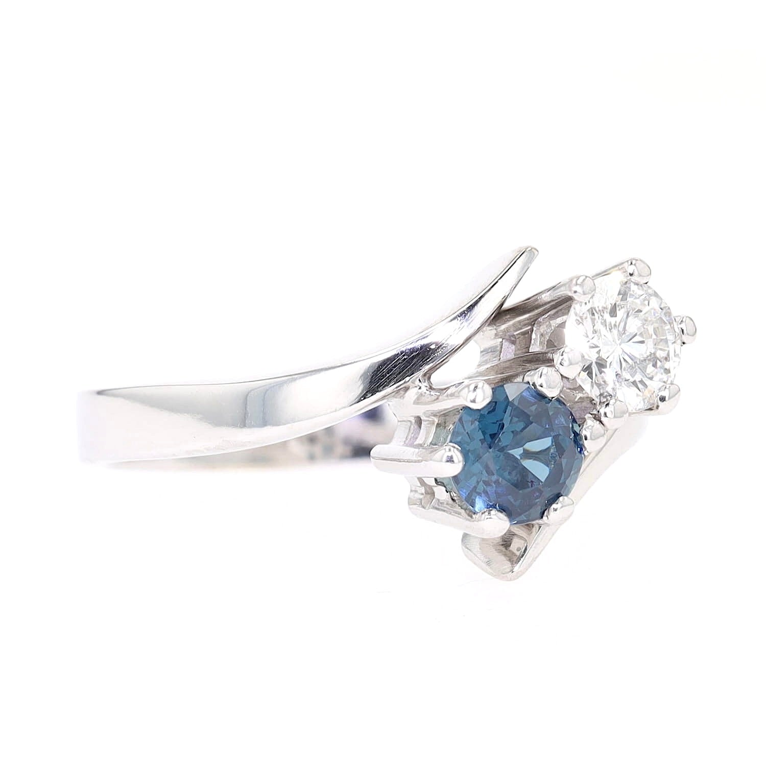 Ring in 585 white gold with a blue sapphire and a Brilliants, lying on the right