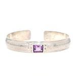 Armspange in 925er Silber mit einem Amethyst, liegend frontal