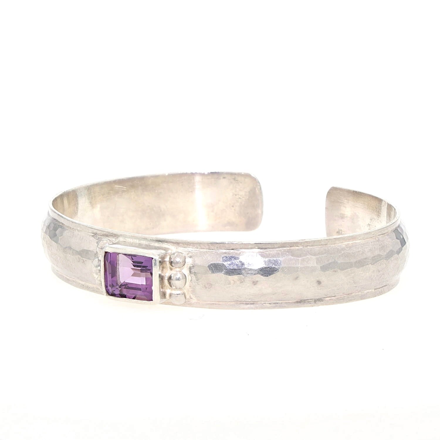 Armspange in 925er Silber mit einem Amethyst, liegend links gedreht