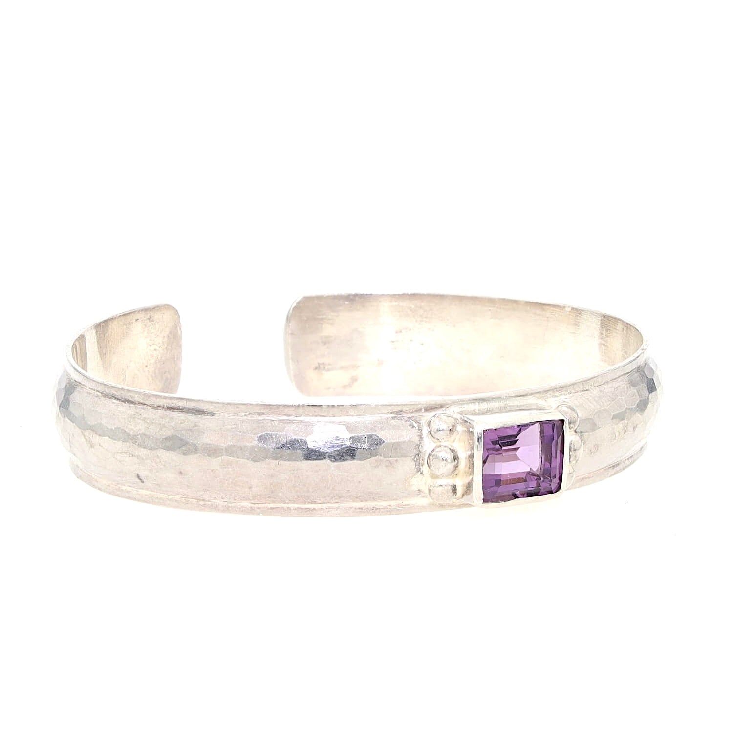 Armspange in 925er Silber mit einem Amethyst, liegend rechts gedreht