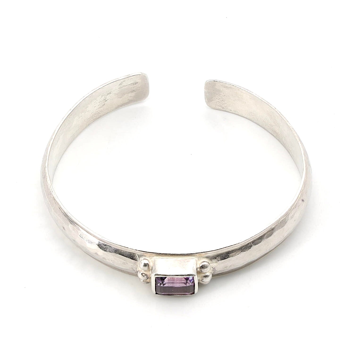 Armspange in 925er Silber mit einem Amethyst, liegend