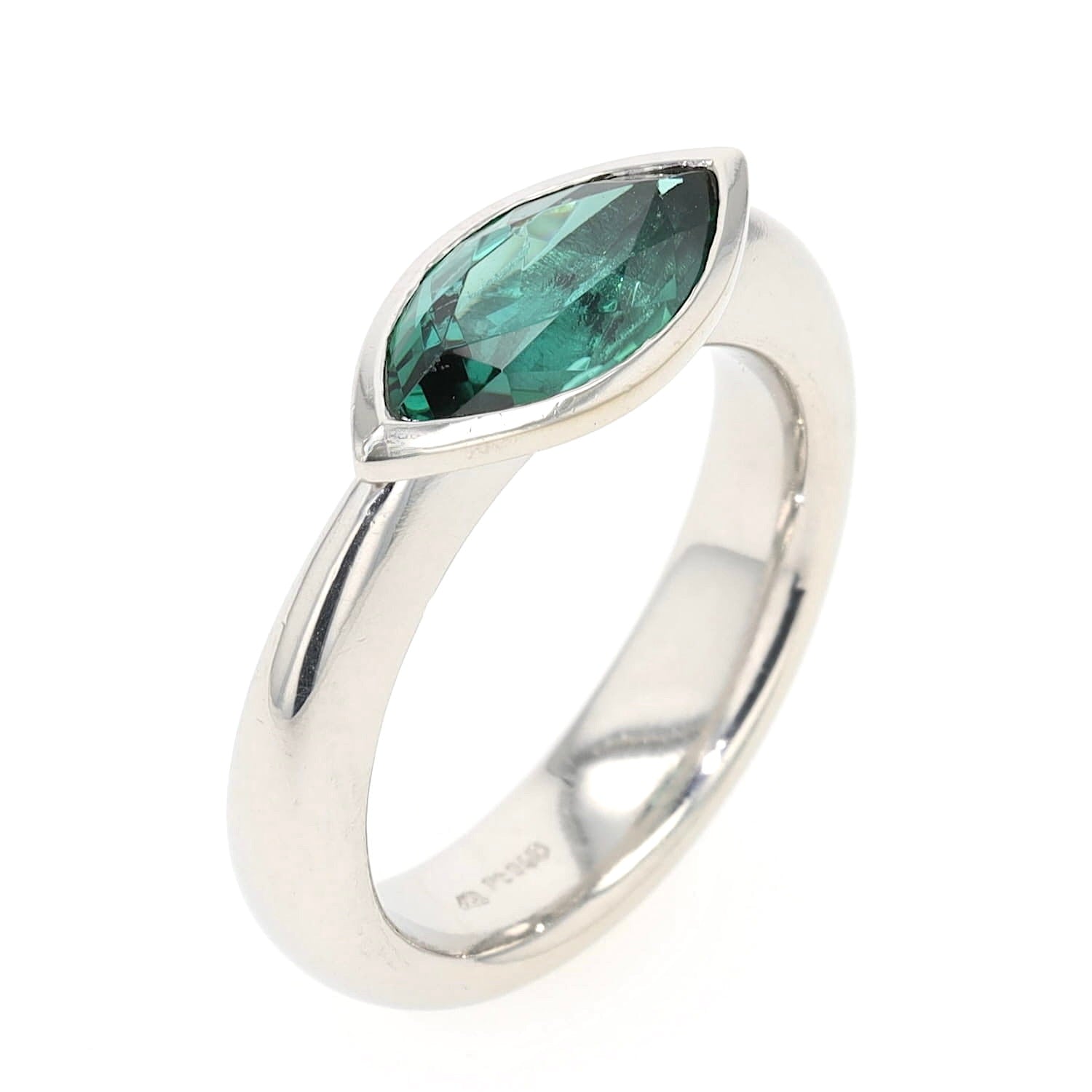 Ring in 950 Platin mit einem grünen Turmalin, stehend