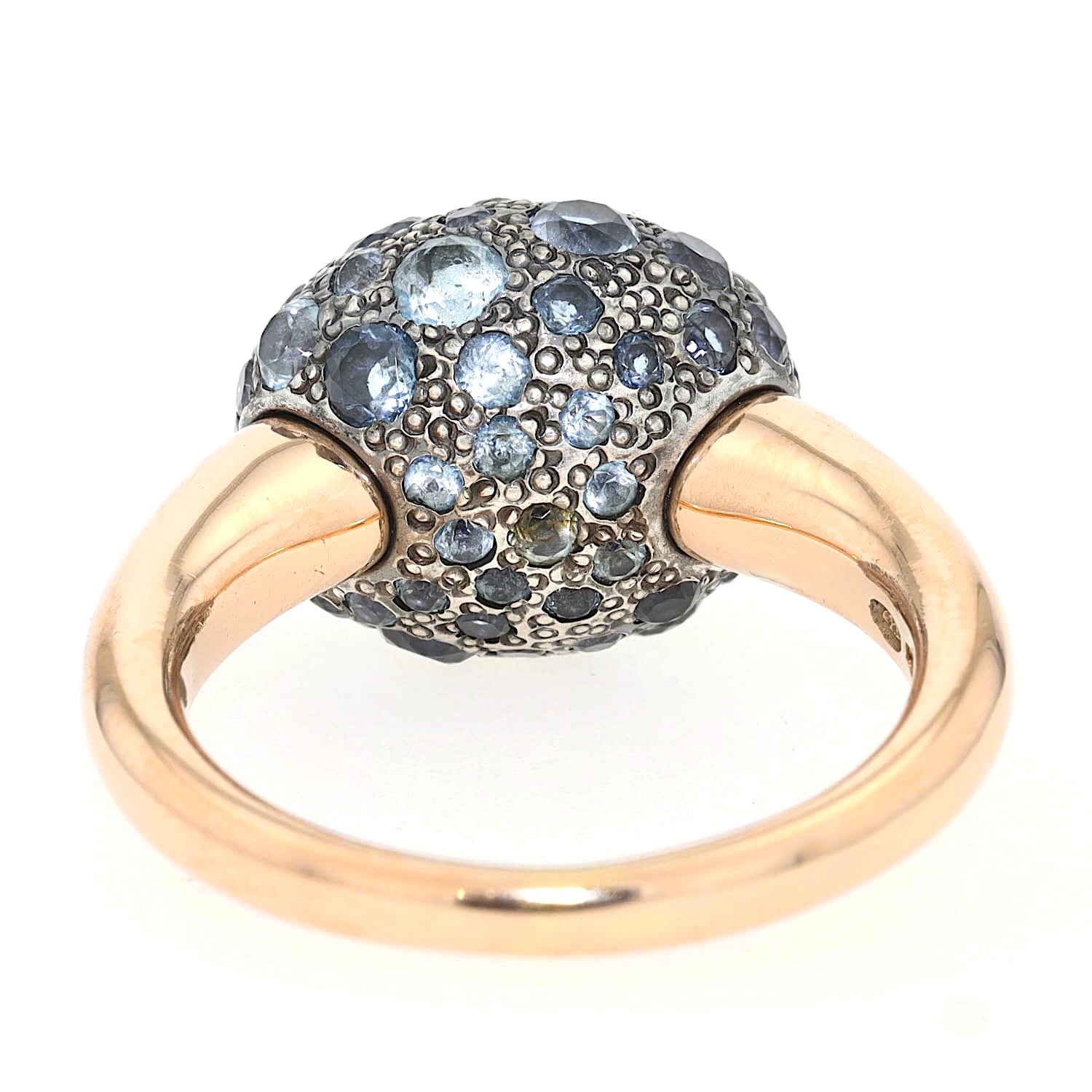 Pomellato Ring „Tabou“ in 750er Gold und 925er Silber mit blauen Topasen, Sicht auf die Unterseite des Ringkopfs