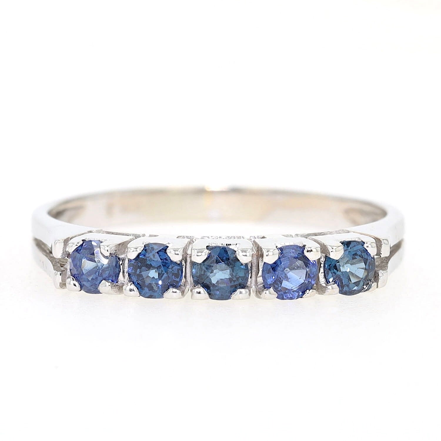 Ring in 585er Weißgold mit blauen Saphiren, liegend frontal