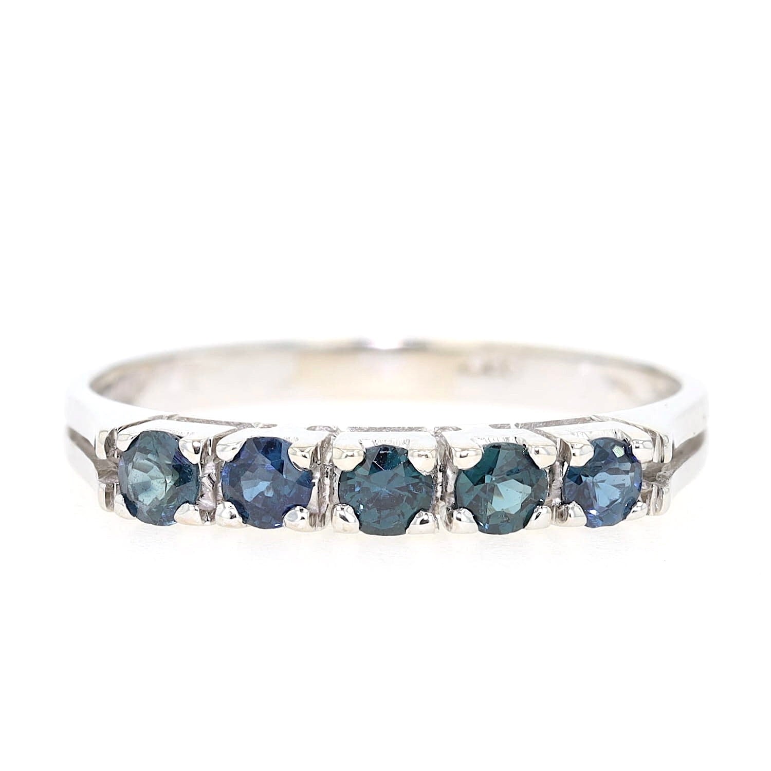 Ring in 585er Weißgold mit blauen Saphiren, liegend frontal