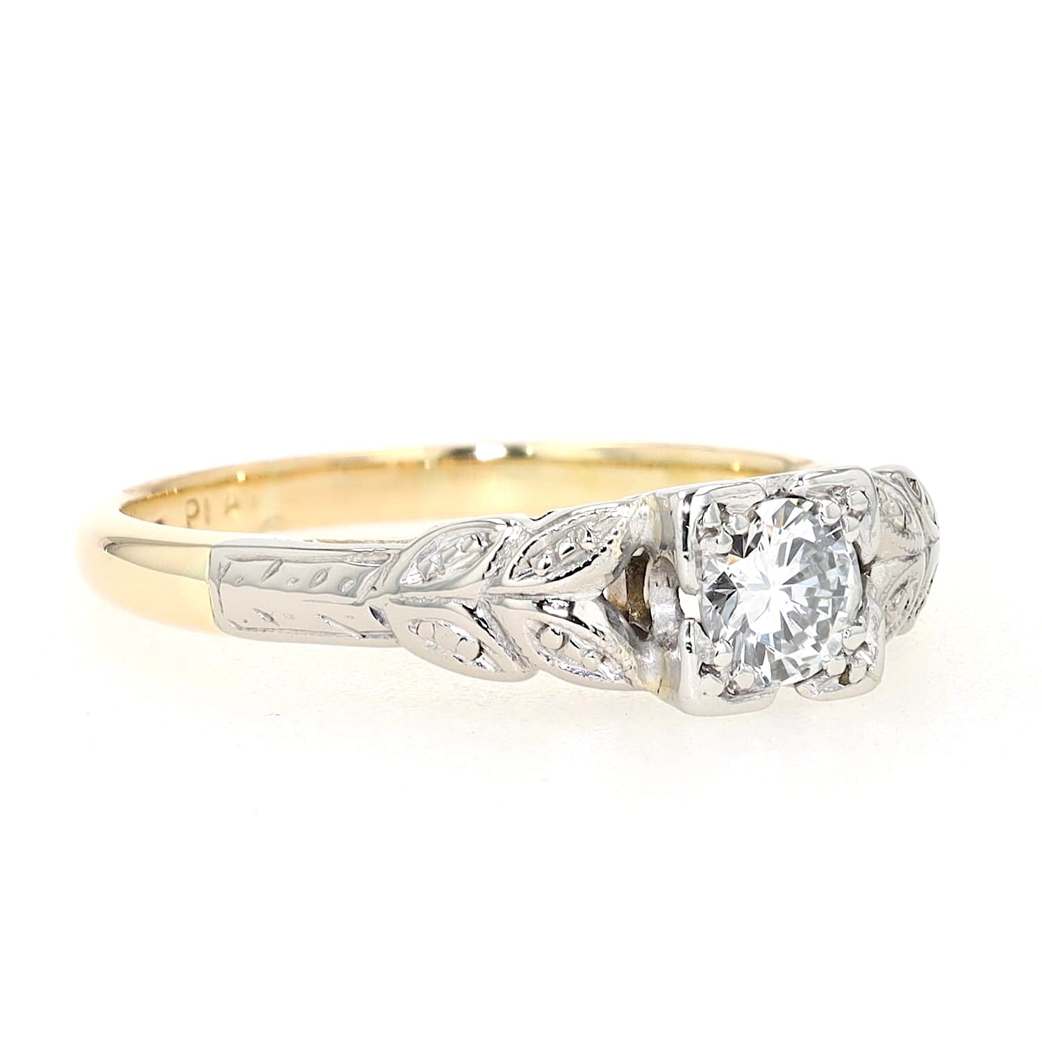 Engagement Ring in 750er Gelbgold mit einem Brillanten ca. 0,28 ct, liegend rechts gedreht