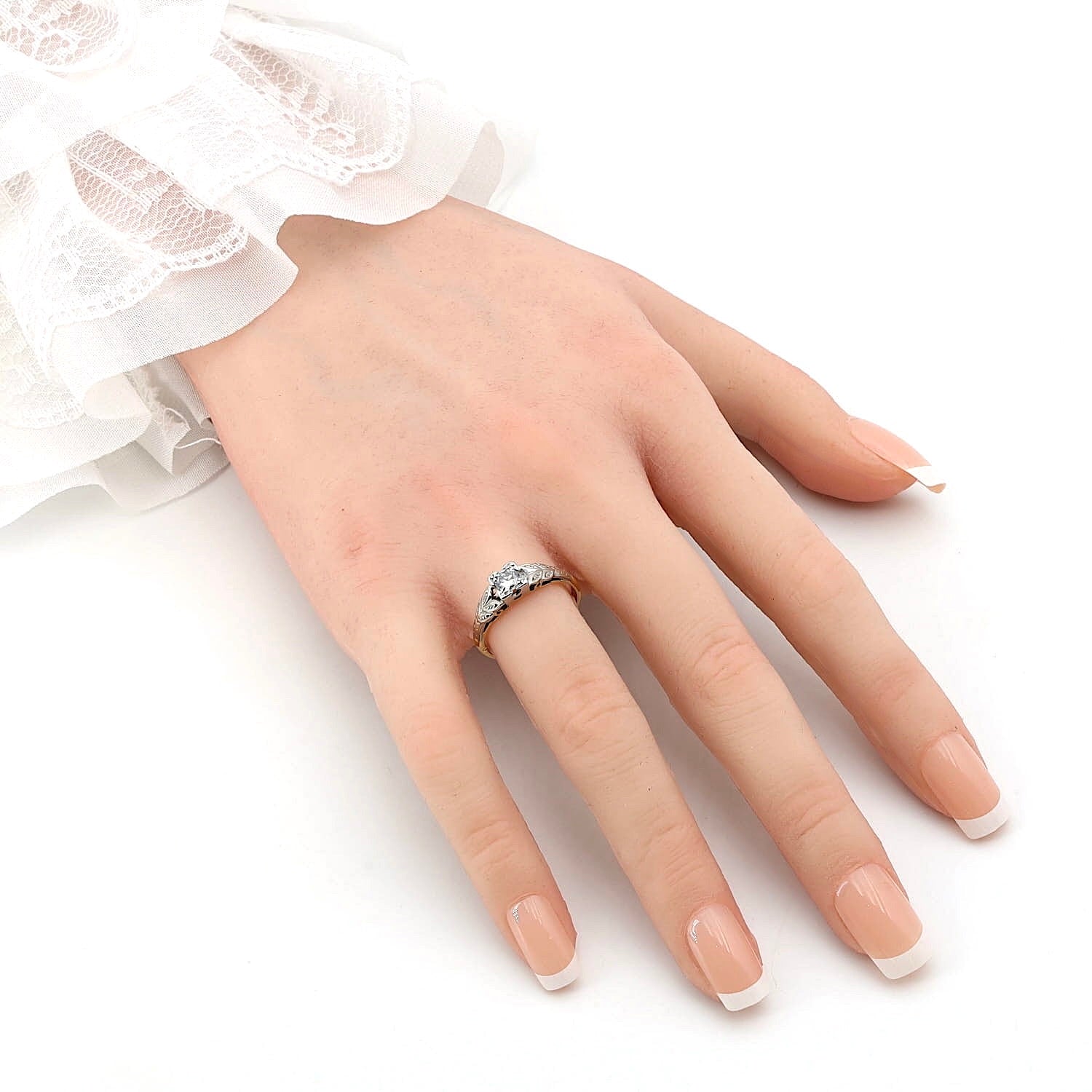 Engagement Ring in 750er Gelbgold mit einem Brillanten ca. 0,28 ct, an einer künstlichen Hand