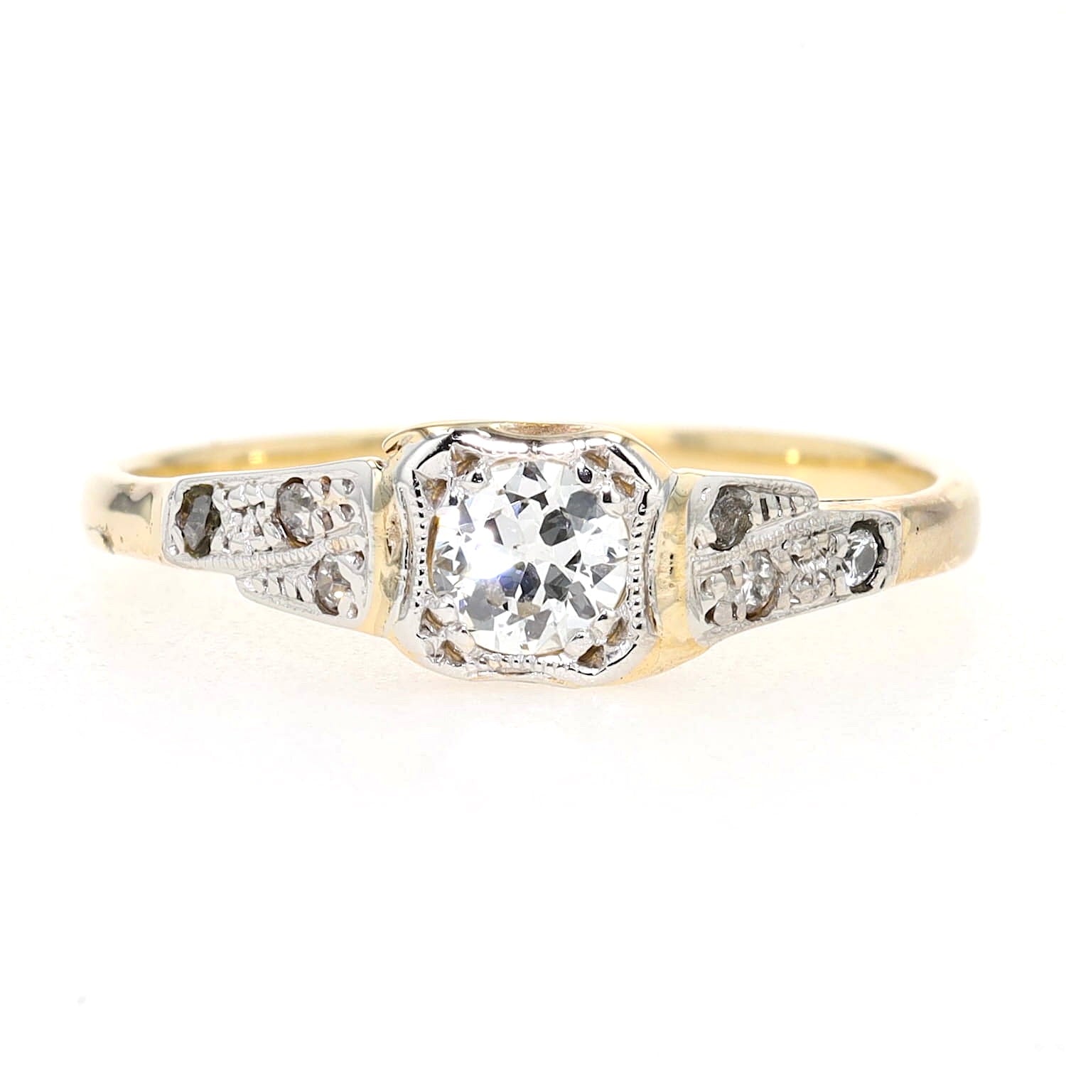 Art Deco ring in 585 yellow gold, platinum-plated with diamonds, lying frontally