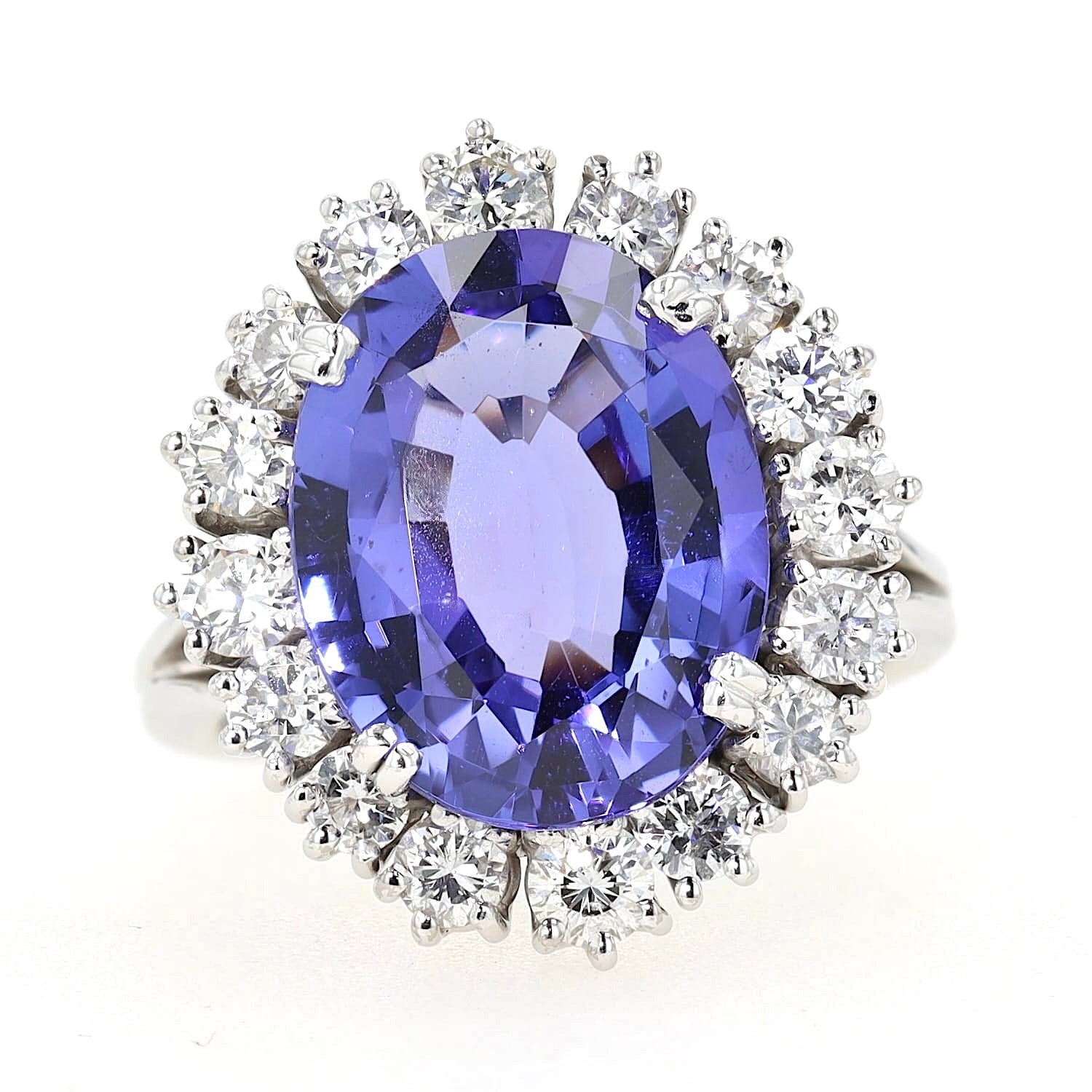 Cocktail ring in 585 white gold with a large tanzanite and Brilliants, lying frontally
