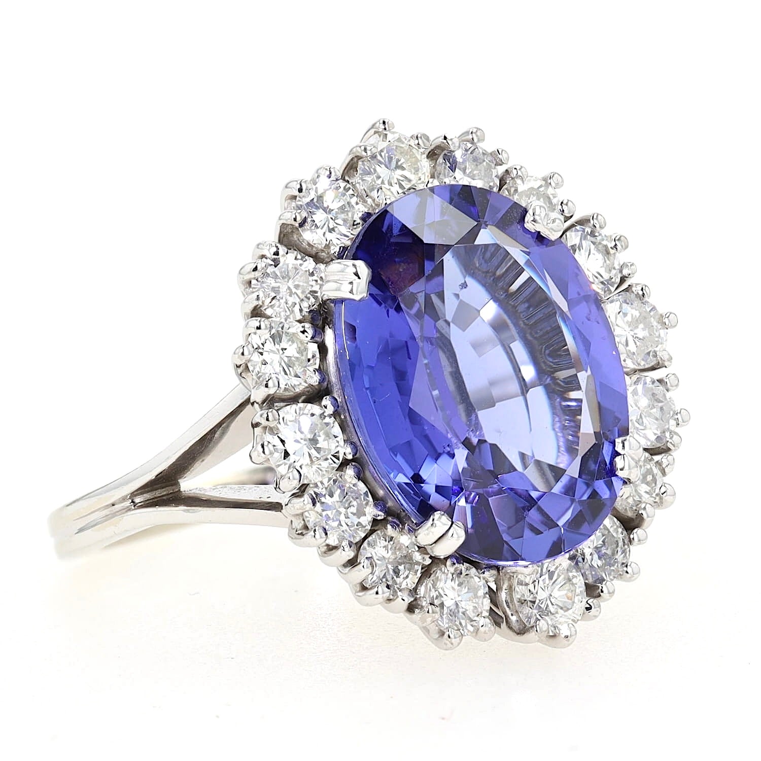 Cocktail ring in 585 white gold with a large tanzanite and Brilliants, lying on the right