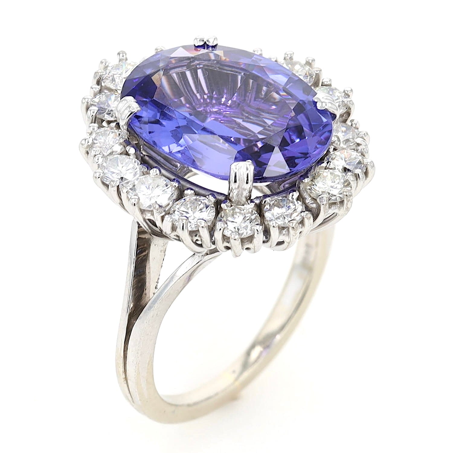 Cocktail ring in 585 white gold with a large tanzanite and Brilliants, standing