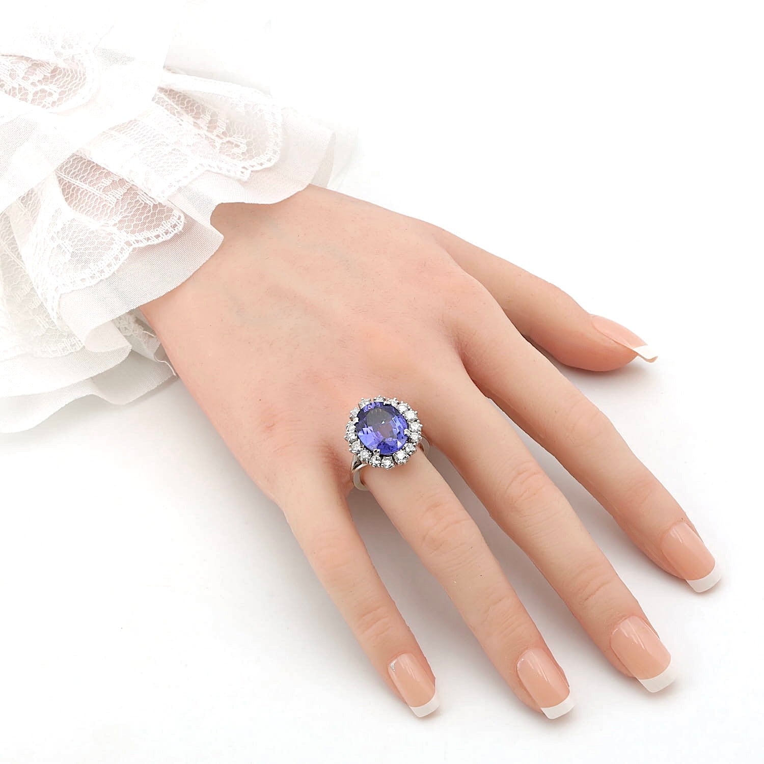 Cocktail ring in 585 white gold with a large tanzanite and Brilliants, on an artificial hand