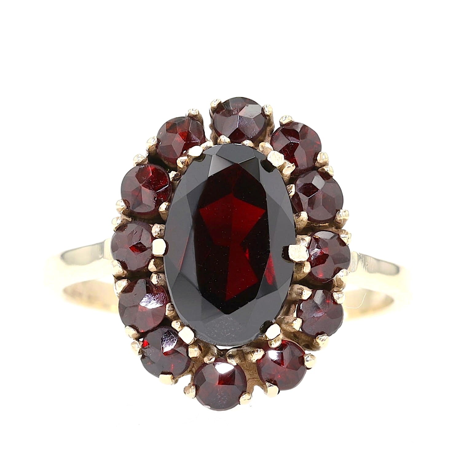Granatring in 333er Gelbgold, liegend frontal