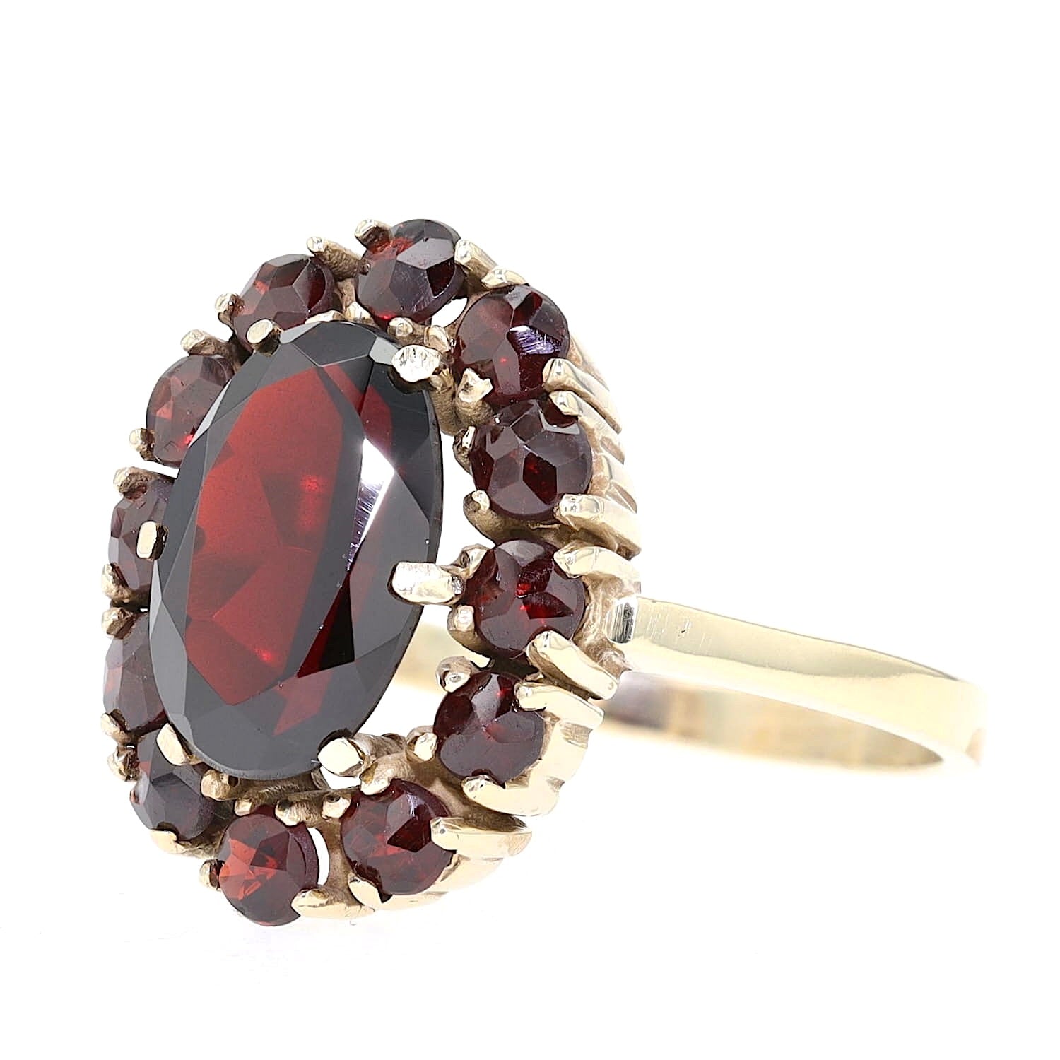 Granatring in 333er Gelbgold, liegend links gedreht