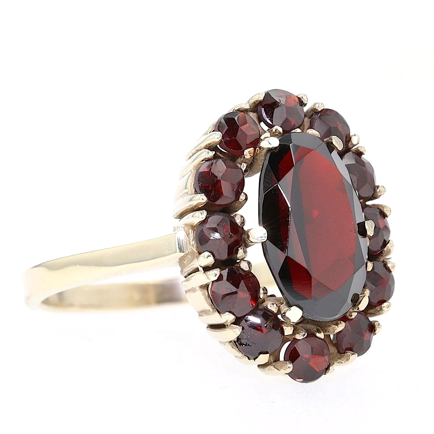 Garnet ring in 333 yellow gold, turned lying on the right