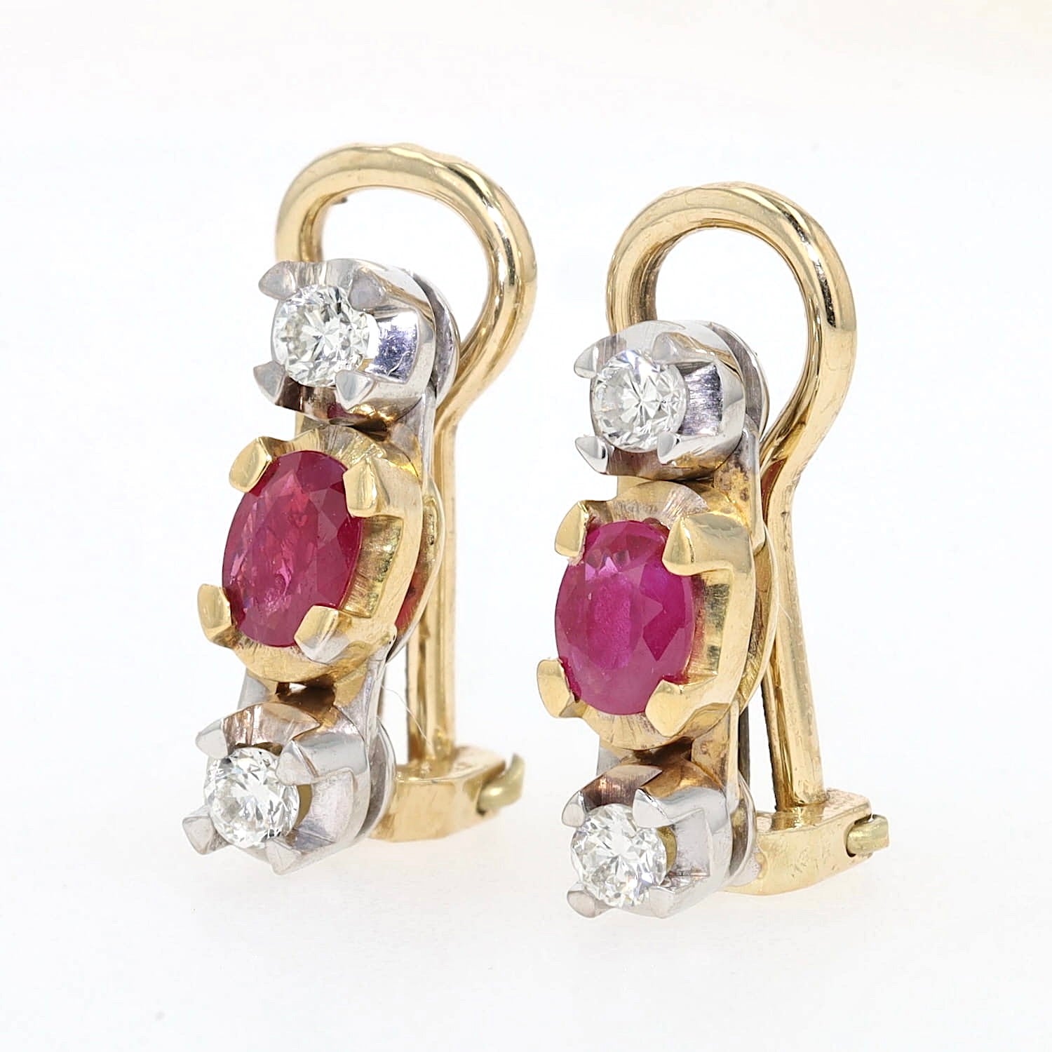 Paar Ohrclip in 585er Bicolor Gold mit je einem Rubin und Brillanten, stehend inks gedreht