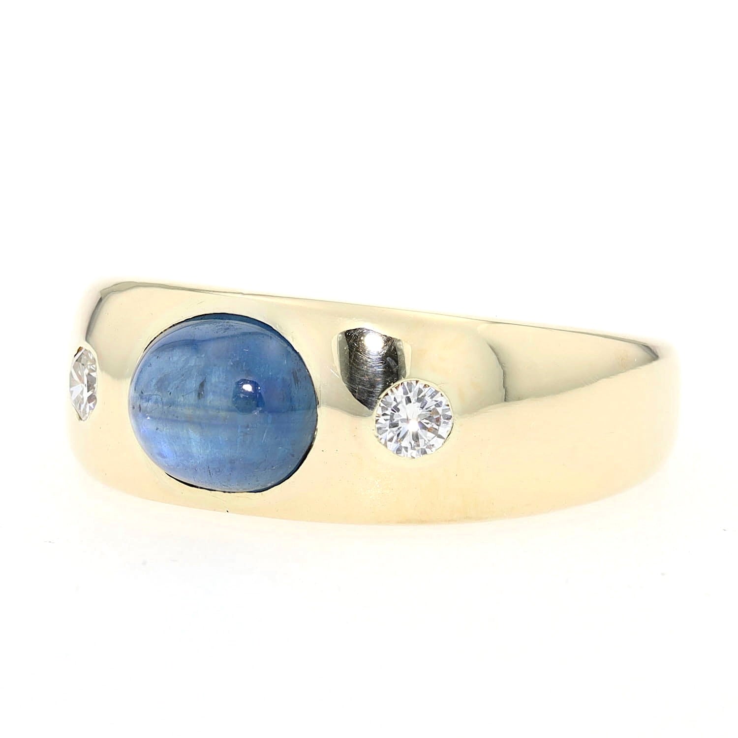 Bandring in 585er Gelbgold mit einem blauen Saphir-Cabochon und Brillanten, liegend links gedreht