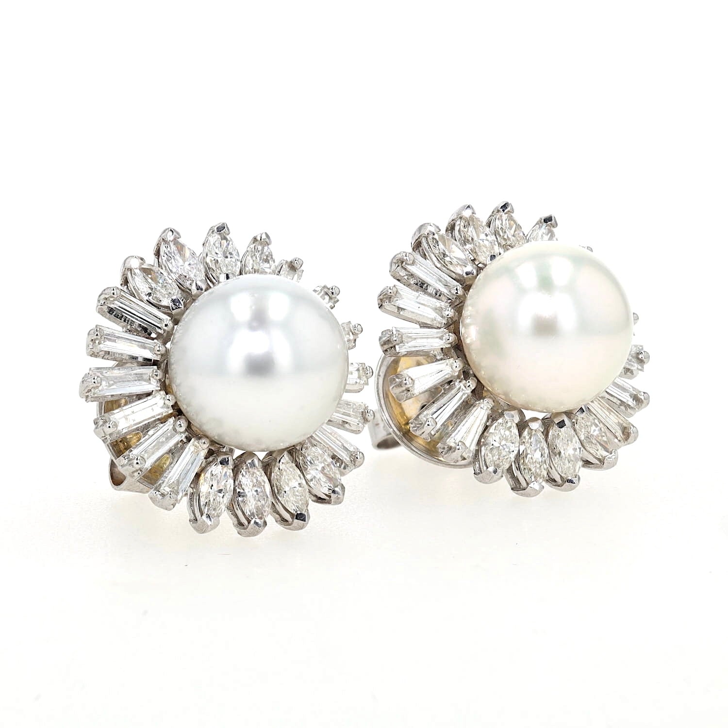 Pair of exclusive ear studs in 750 white gold, each with a South Seacultured pearl and a total of approx. 2.9 ct diamonds, turned lying on the right