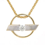 Kette in 750er Gelbgold mit einem Anhänger in 750er Gelb- und Weißgold mit einem Brillanten, hängend frontal Nahaufnahme Anhänger