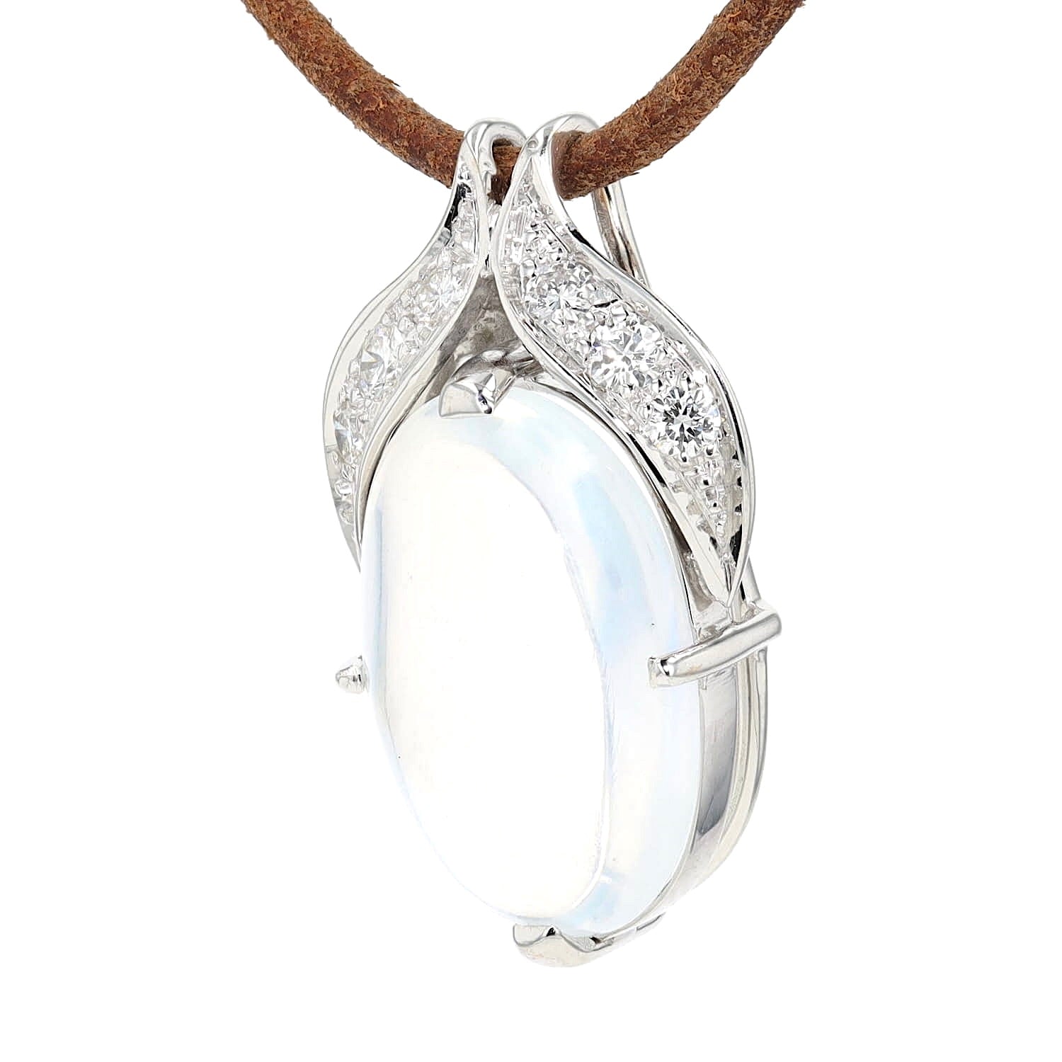 Anhänger in 750er Weißgold mit einem Mondstein und Brillanten, hängend links gedreht