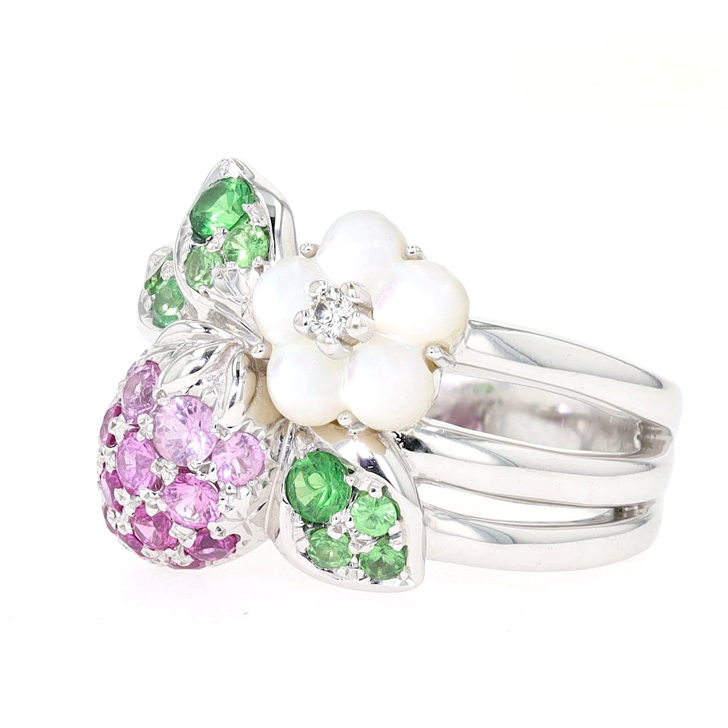 Tasaki Ring in 750er Weißgold mit Saphiren, Tsavorithen, Perlmutt und einem Brillanten, liegend links gedreht