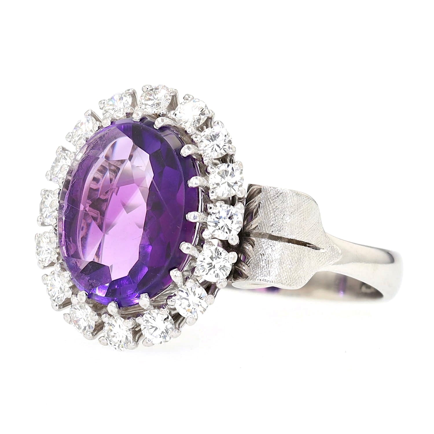 Cocktail-Ring in 585er Weißgold mit einem Amethyst und Brillanten, liegend links gedreht