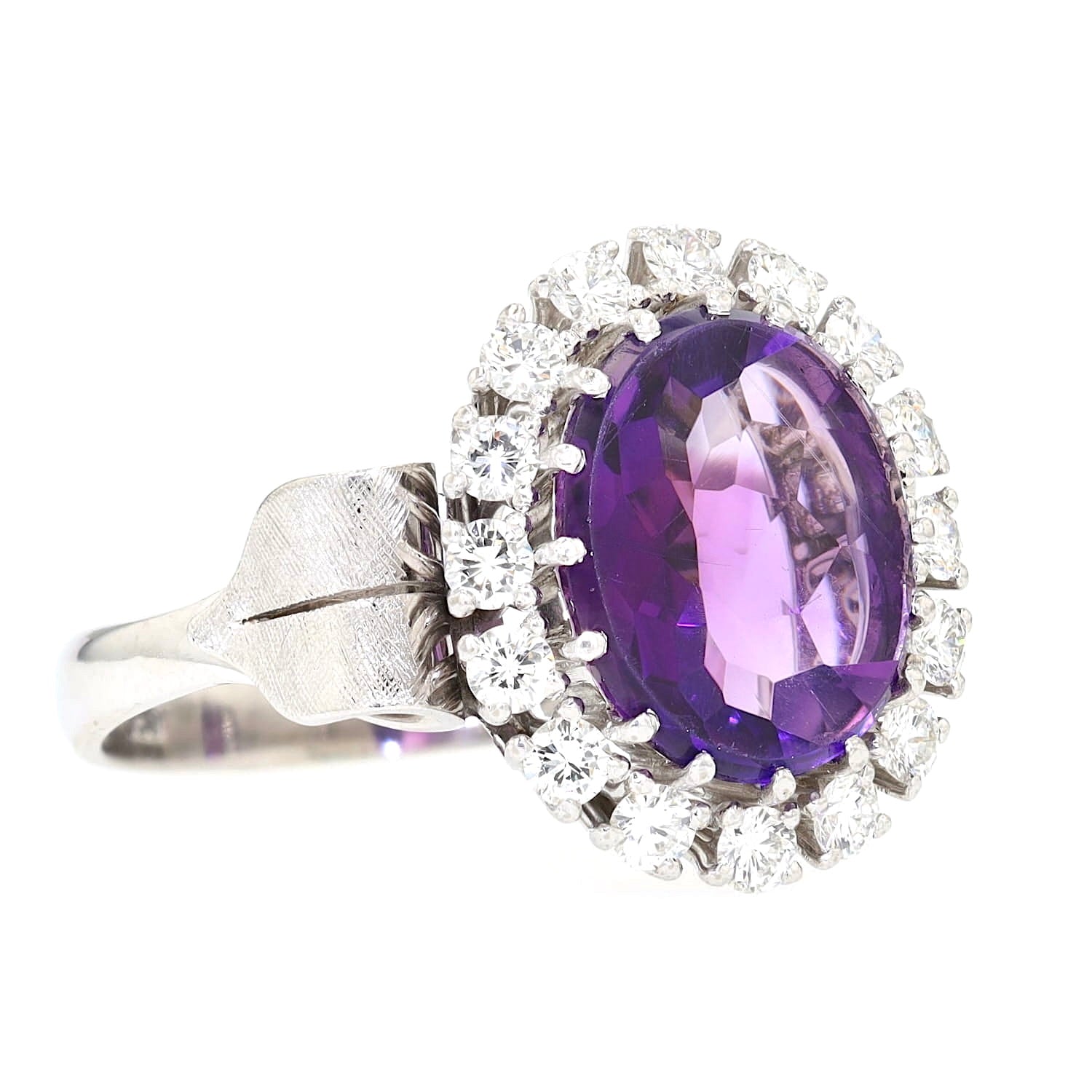 Cocktail-Ring in 585er Weißgold mit einem Amethyst und Brillanten, liegend rechts gedreht