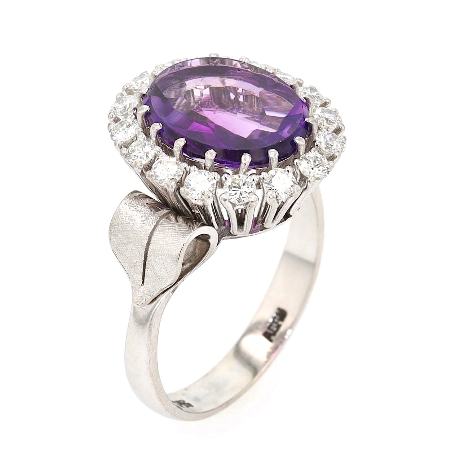 Cocktail-Ring in 585er Weißgold mit einem Amethyst und Brillanten, stehend