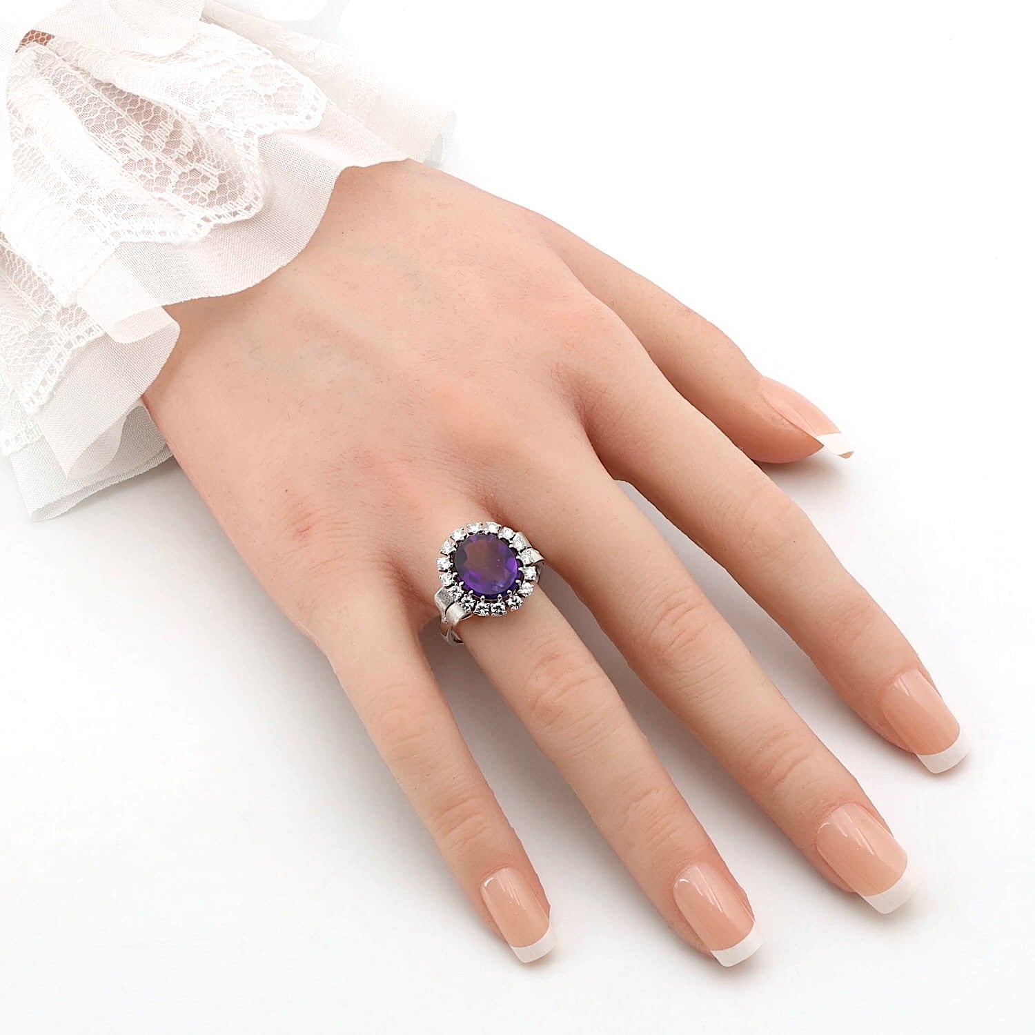 Cocktail-Ring in 585er Weißgold mit einem Amethyst und Brillanten, an einer künstlichen Hand