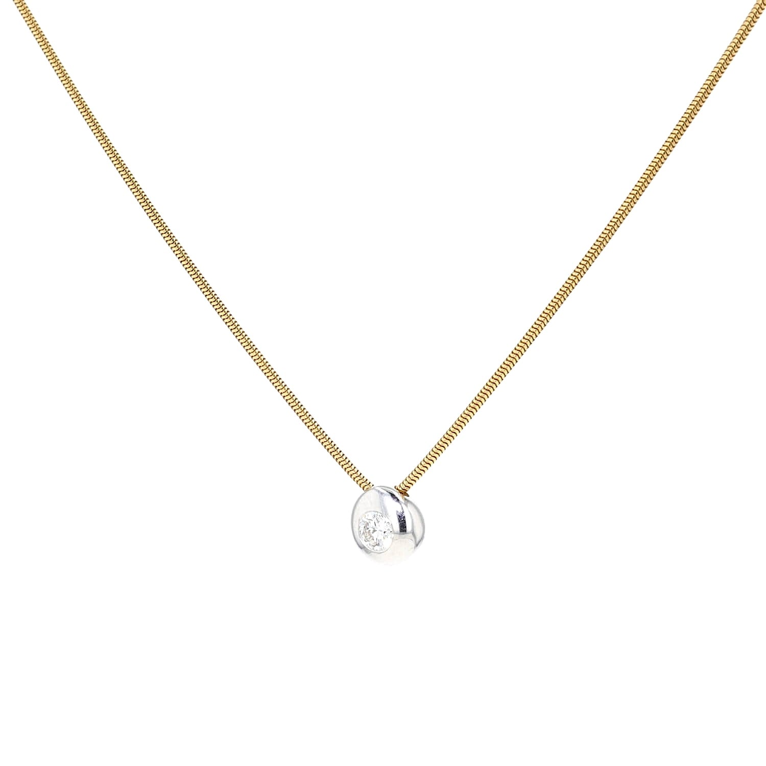 Schlangenkette mit einem Anhänger in 750er Bicolor-Gold und einem Brillanten ca. 0,5 ct, hängend links gedreht