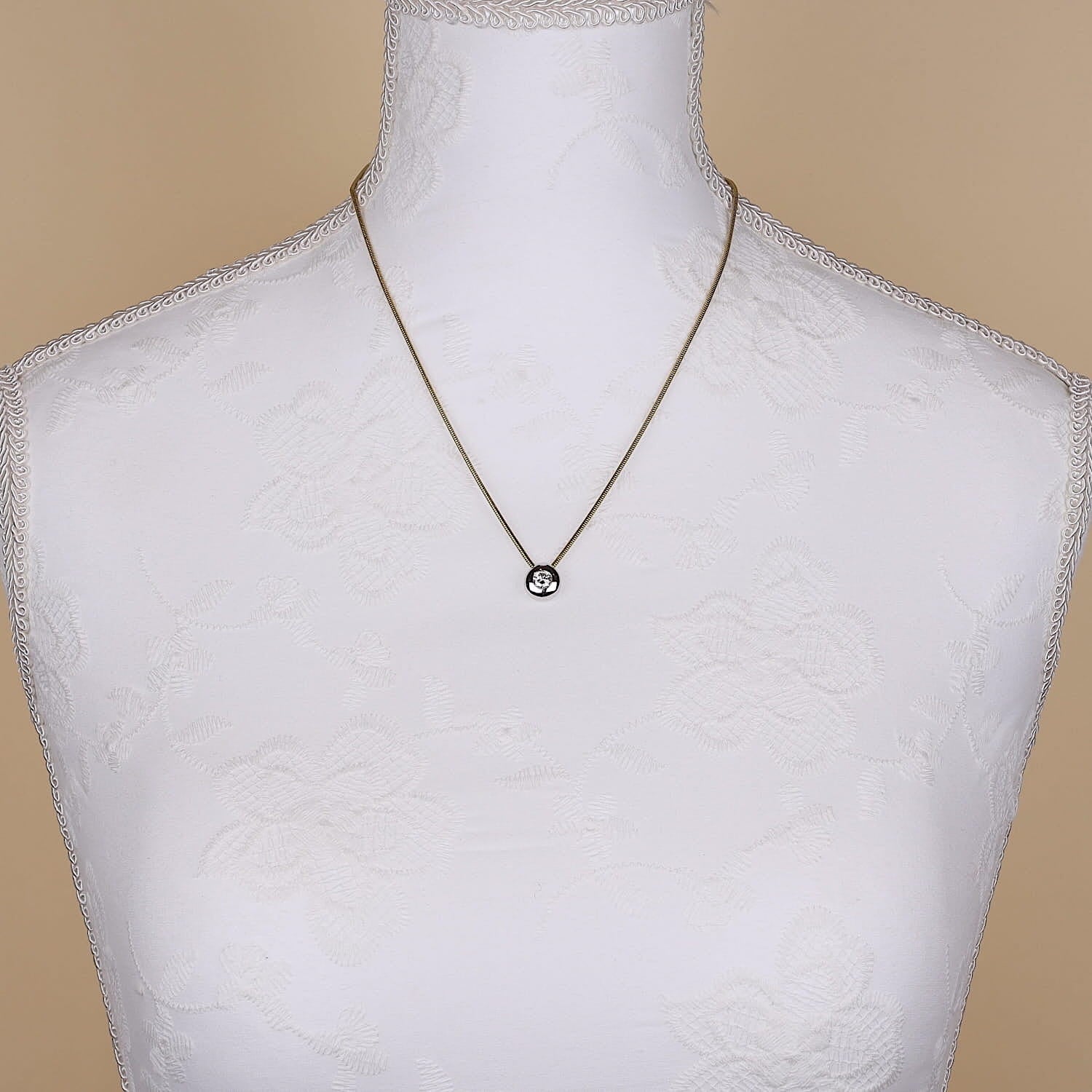 Schlangenkette mit einem Anhänger in 750er Bicolor-Gold und einem Brillanten ca. 0,5 ct, an einer weißen Büste