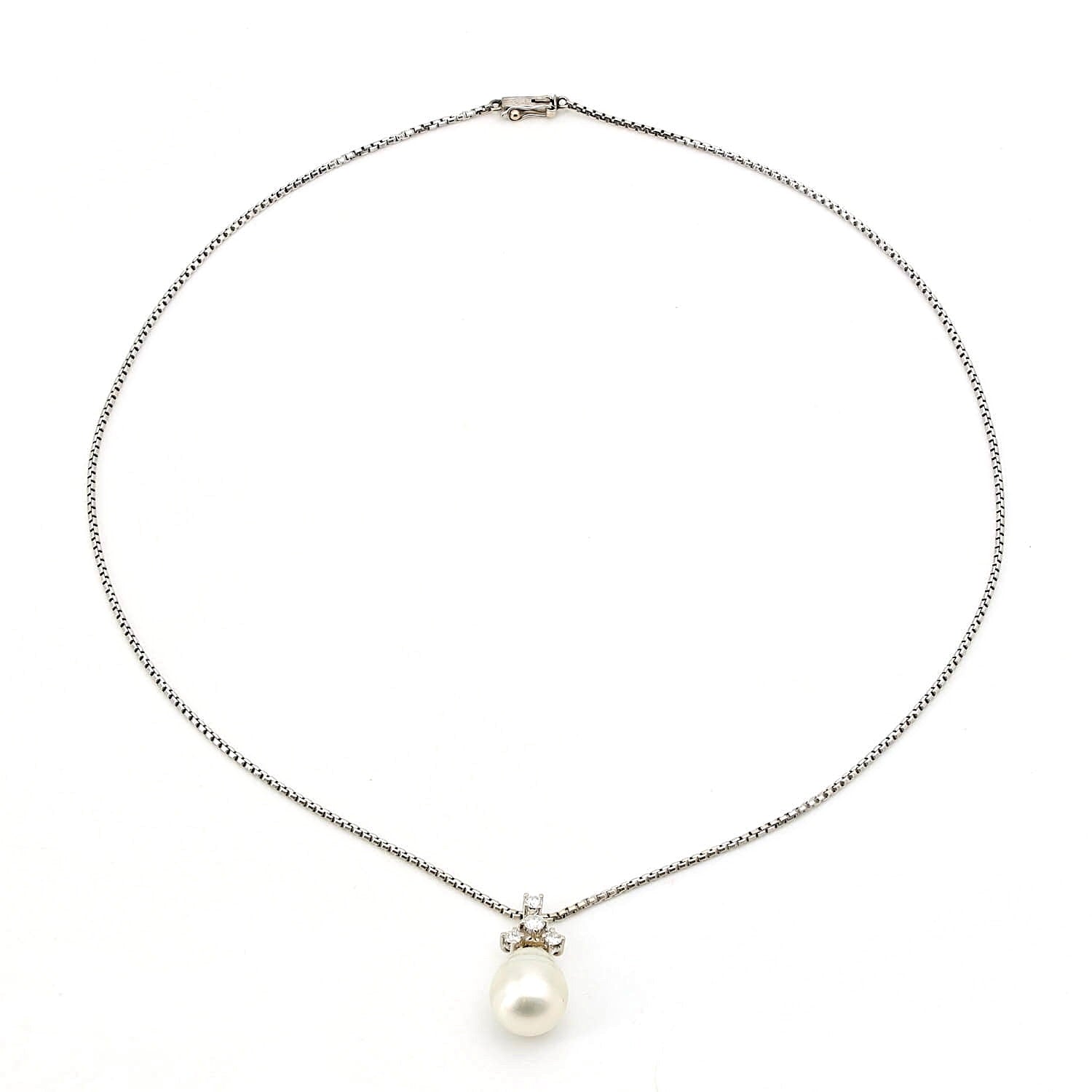 Chain with a pendant made of 585 white gold, one cultured pearl and diamonds