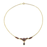 Granatcollier in 333er Gelbgold , liegend geschlossen