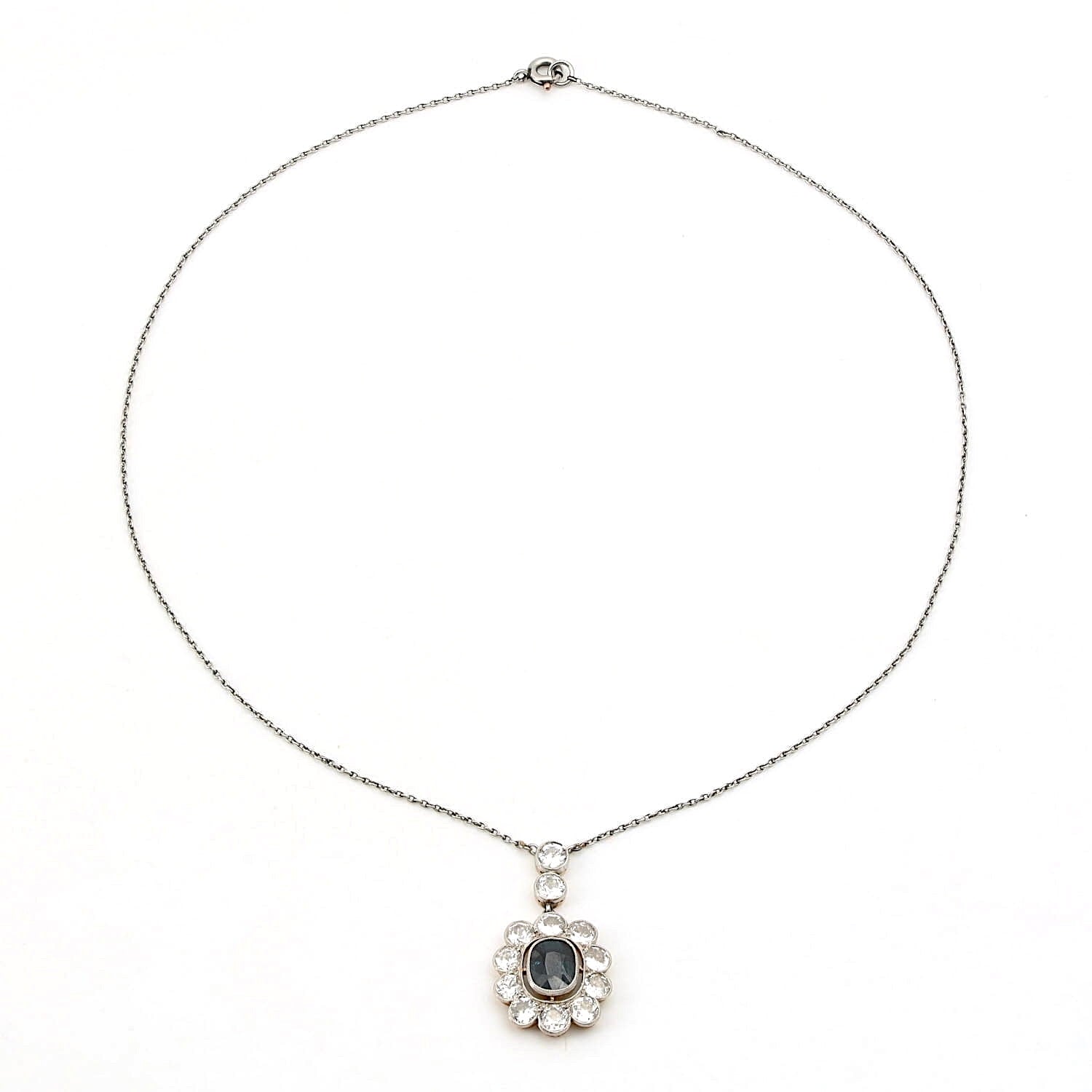 Art Déco Kette aus Platin und 585er Gelbgold mit einem blauen Saphir ca. 1,4 ct und Diamanten mit ca. 2,0 ct, liegend geschlossen
