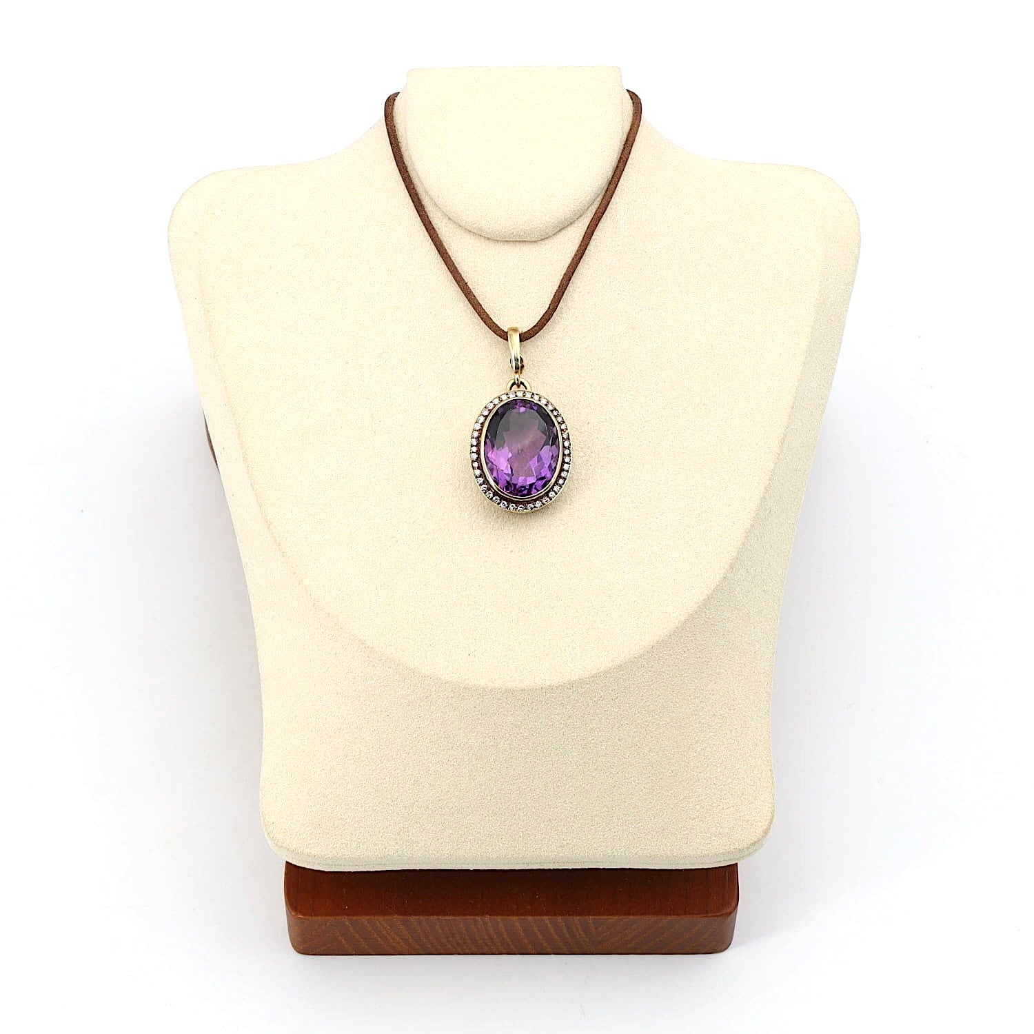Vintage Anhänger in 585er Gelbgold mit einem großen Amethyst und Brillanten, an einer hellen Büste