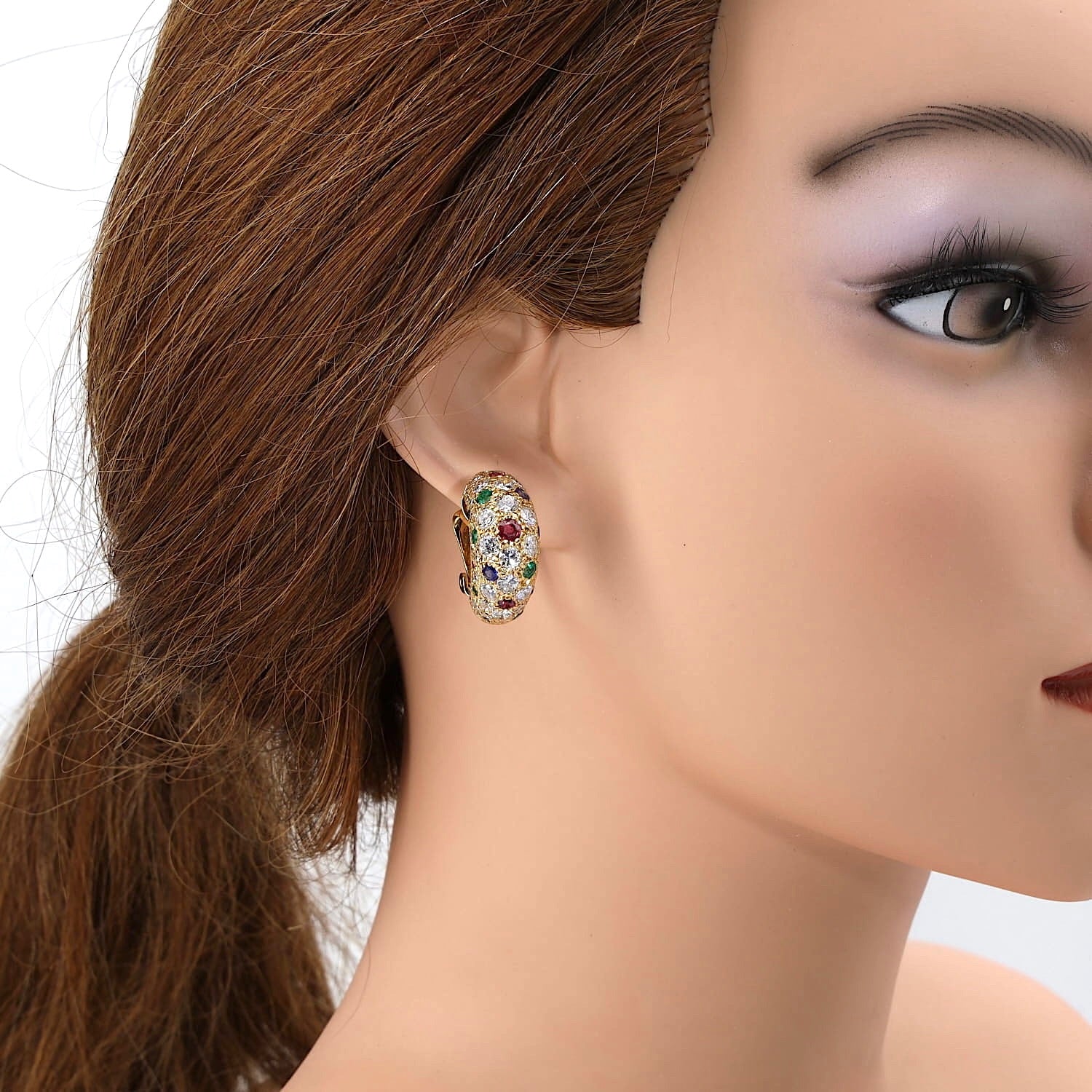 Exclusives Paar Ohrclips in 750er Gelbgold mit 5,3 ct Brillanten, Saphiren, Smaragden und Rubinen, am Ohr einer Puppe