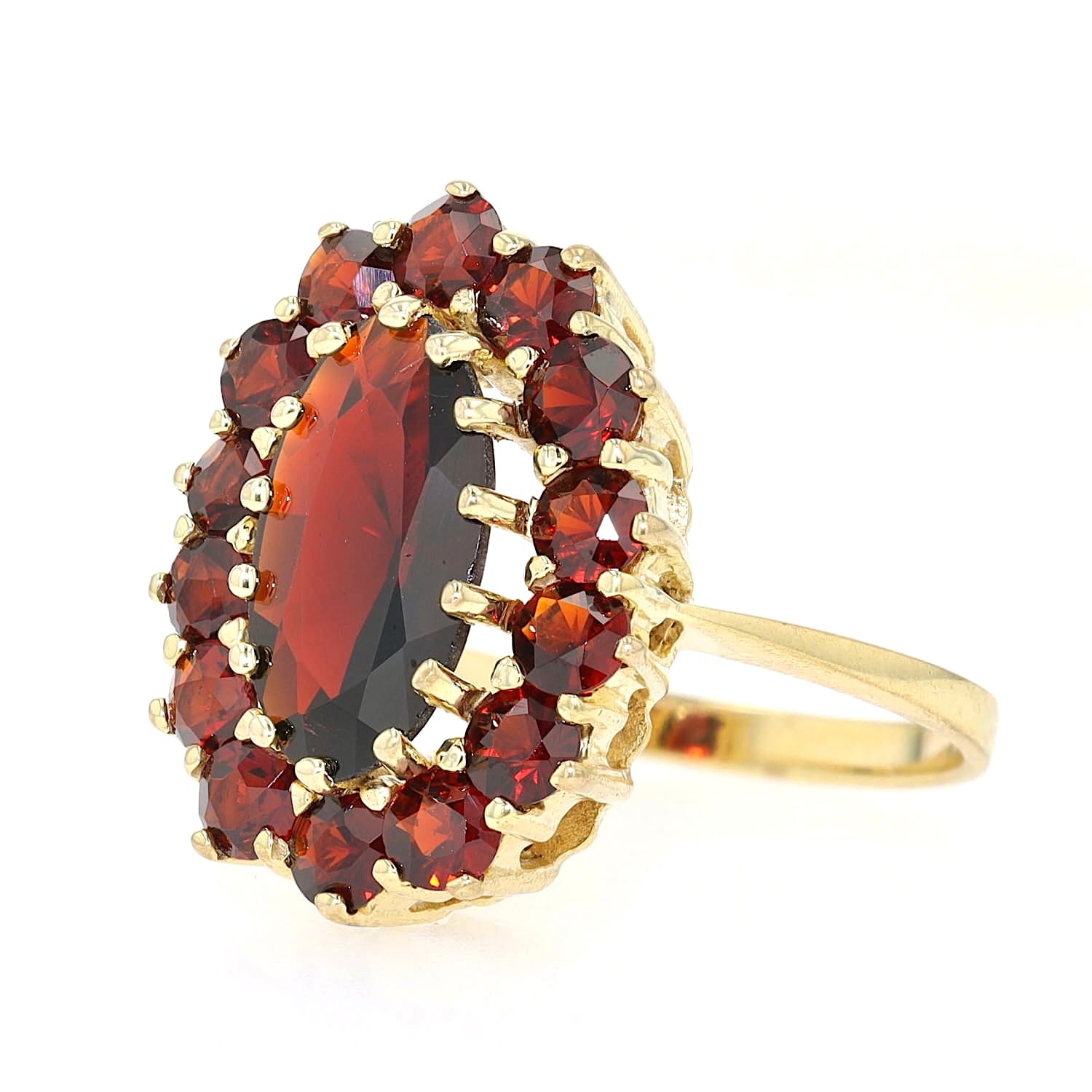 Granatring in 333er Gelbgold, liegend links gedreht