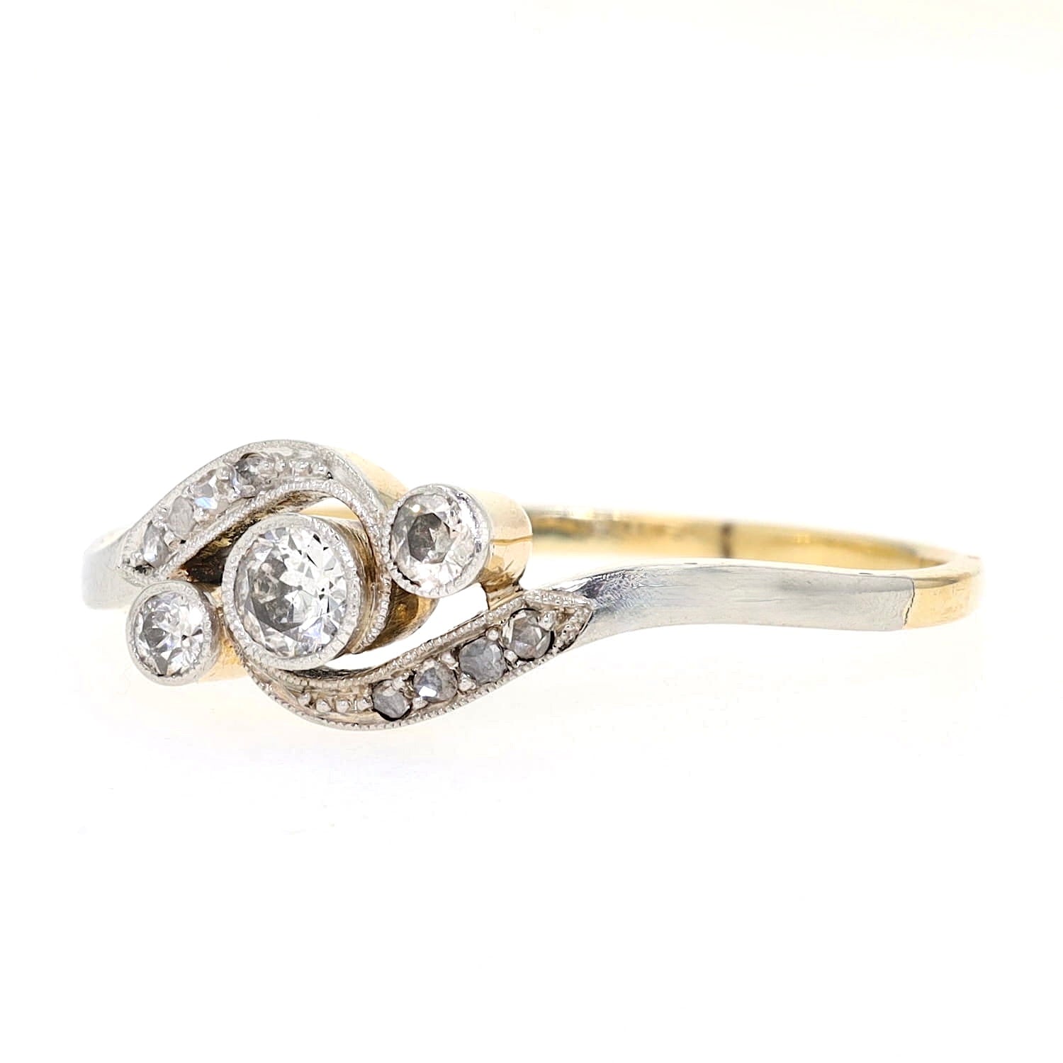 Jugendstil Ring in 585er Gelbgold mit Diamanten und Platin , liegend links gedreht